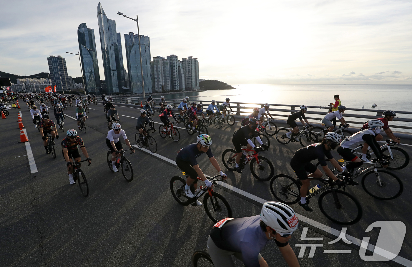 (부산=뉴스1) 윤일지 기자 = 21일 오전 부산 광안대교 상판에서 '2025 세븐브릿지 투어'에 참가한 라이더들이 힘차게 출발하고 있다. 세계 최초로 도심의 4개 해상 교량을 연 …