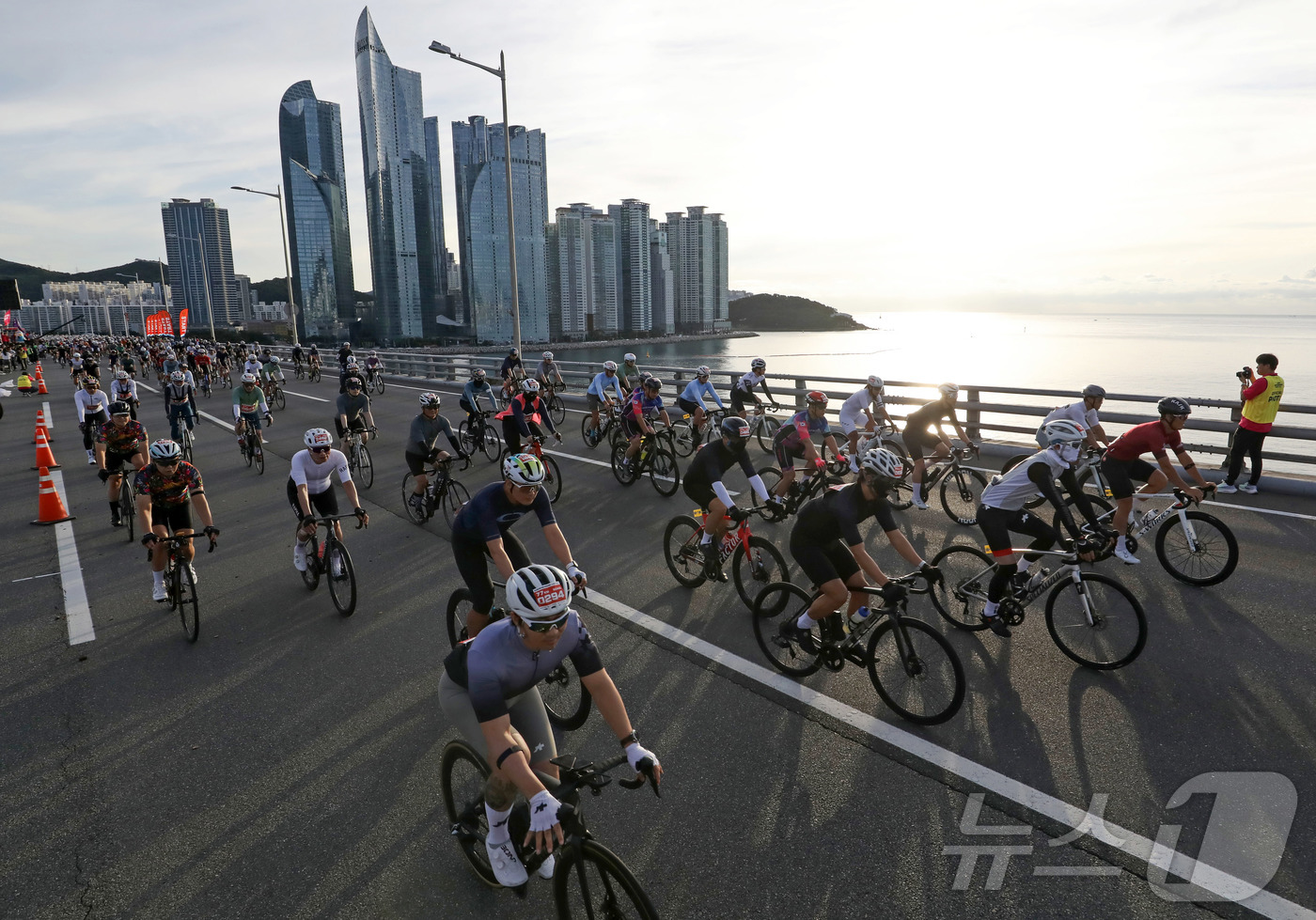 (부산=뉴스1) 윤일지 기자 = 21일 오전 부산 광안대교 상판에서 '2025 세븐브릿지 투어'에 참가한 라이더들이 힘차게 출발하고 있다. 세계 최초로 도심의 4개 해상 교량을 연 …