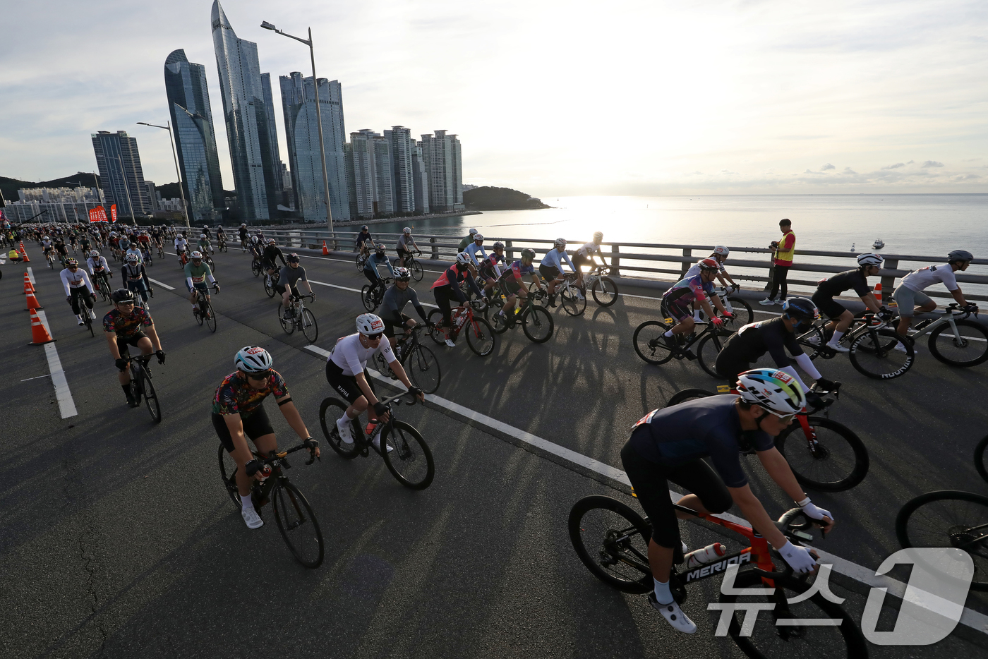 (부산=뉴스1) 윤일지 기자 = 21일 오전 부산 광안대교 상판에서 '2025 세븐브릿지 투어'에 참가한 라이더들이 힘차게 출발하고 있다. 세계 최초로 도심의 4개 해상 교량을 연 …