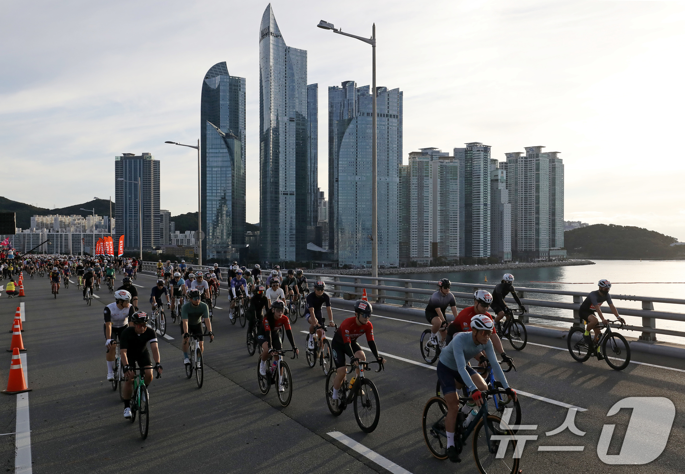 (부산=뉴스1) 윤일지 기자 = 21일 오전 부산 광안대교 상판에서 '2025 세븐브릿지 투어'에 참가한 라이더들이 힘차게 출발하고 있다. 세계 최초로 도심의 4개 해상 교량을 연 …