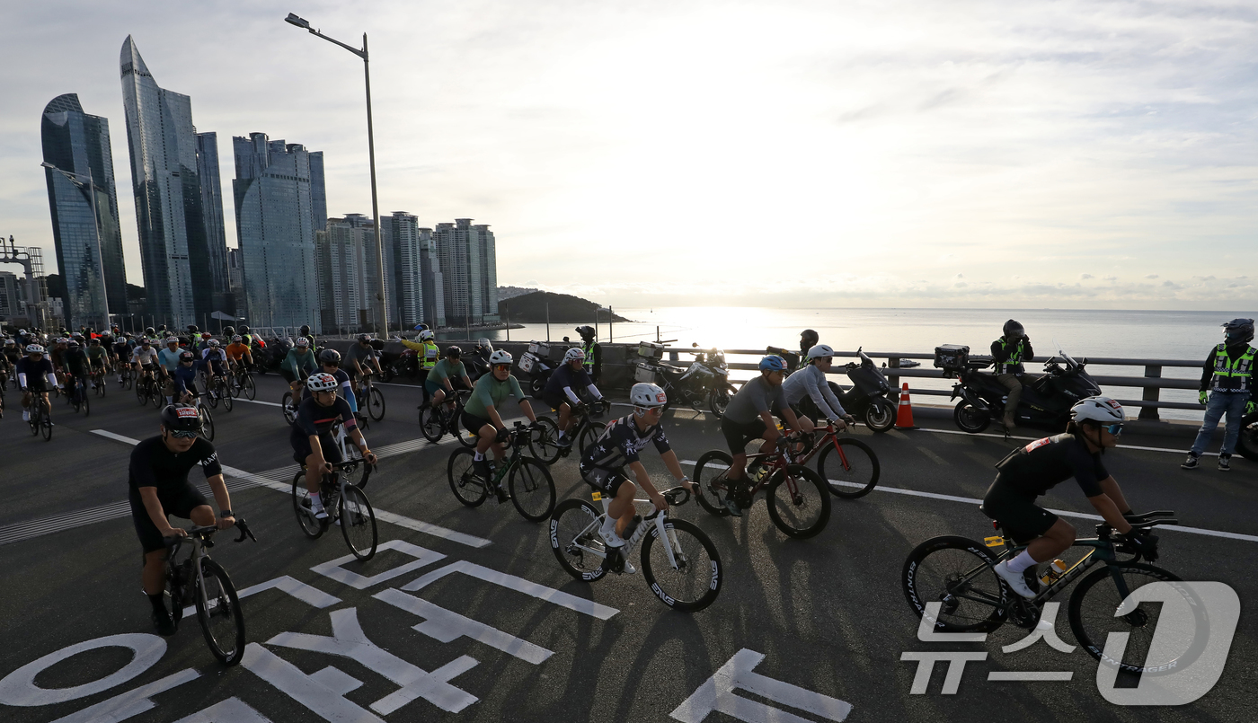 (부산=뉴스1) 윤일지 기자 = 21일 오전 부산 광안대교 상판에서 '2025 세븐브릿지 투어'에 참가한 라이더들이 힘차게 출발하고 있다. 세계 최초로 도심의 4개 해상 교량을 연 …