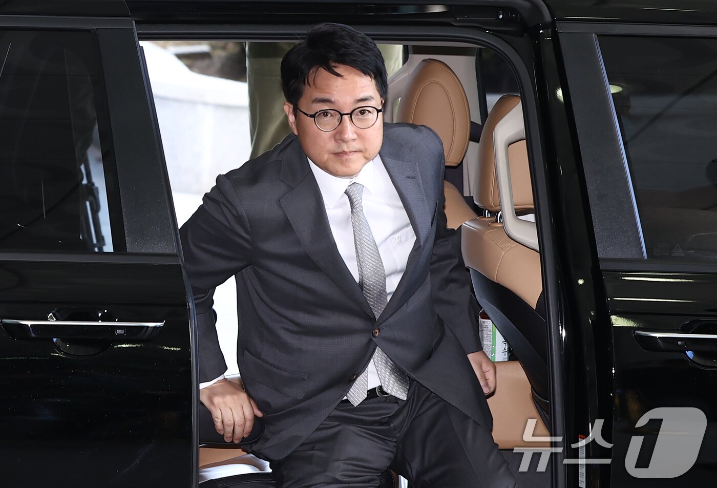 본문 이미지 - 심우정 전 검찰총장이 21일 오전 서울 서초구 서울고등검찰청에 마련된 내란 특검팀&#40;특별검사 조은석&#41; 사무실에 피고발인 신분으로 조사를 받기 위해 차량에서 내리고 있다. 2025.9.21/뉴스1 ⓒ News1 김민지 기자