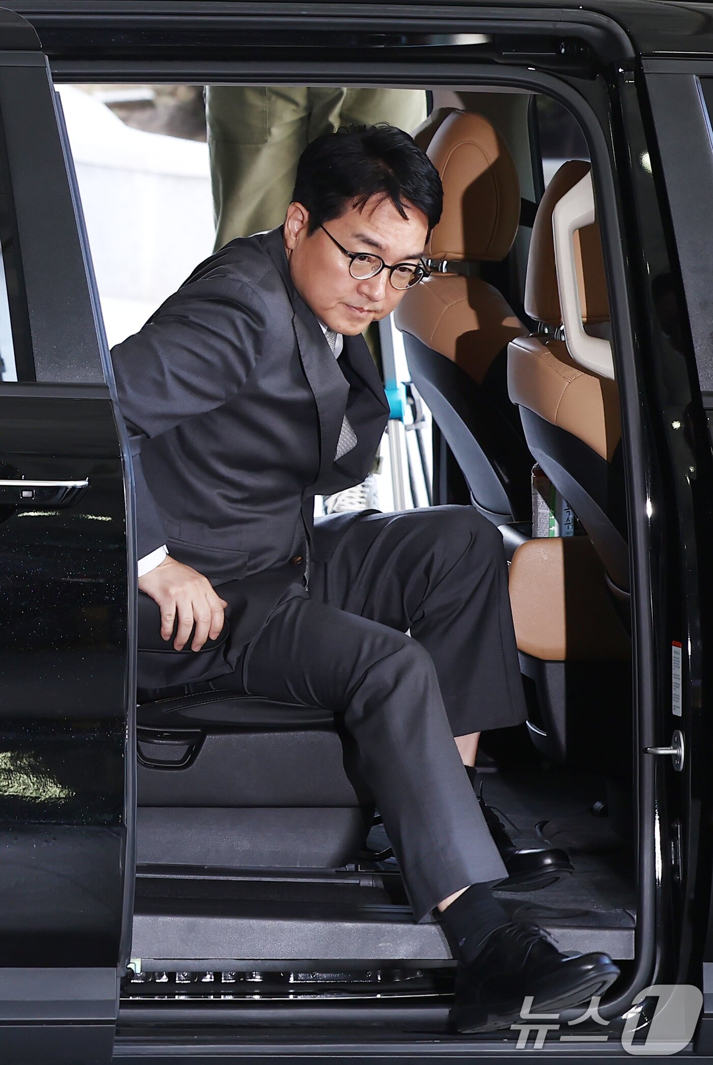 본문 이미지 - 심우정 전 검찰총장이 21일 오전 서울 서초구 서울고등검찰청에 마련된 내란 특검팀&#40;특별검사 조은석&#41; 사무실에 피고발인 신분으로 조사를 받기 위해 차량에서 내리고 있다. 2025.9.21/뉴스1 ⓒ News1 김민지 기자