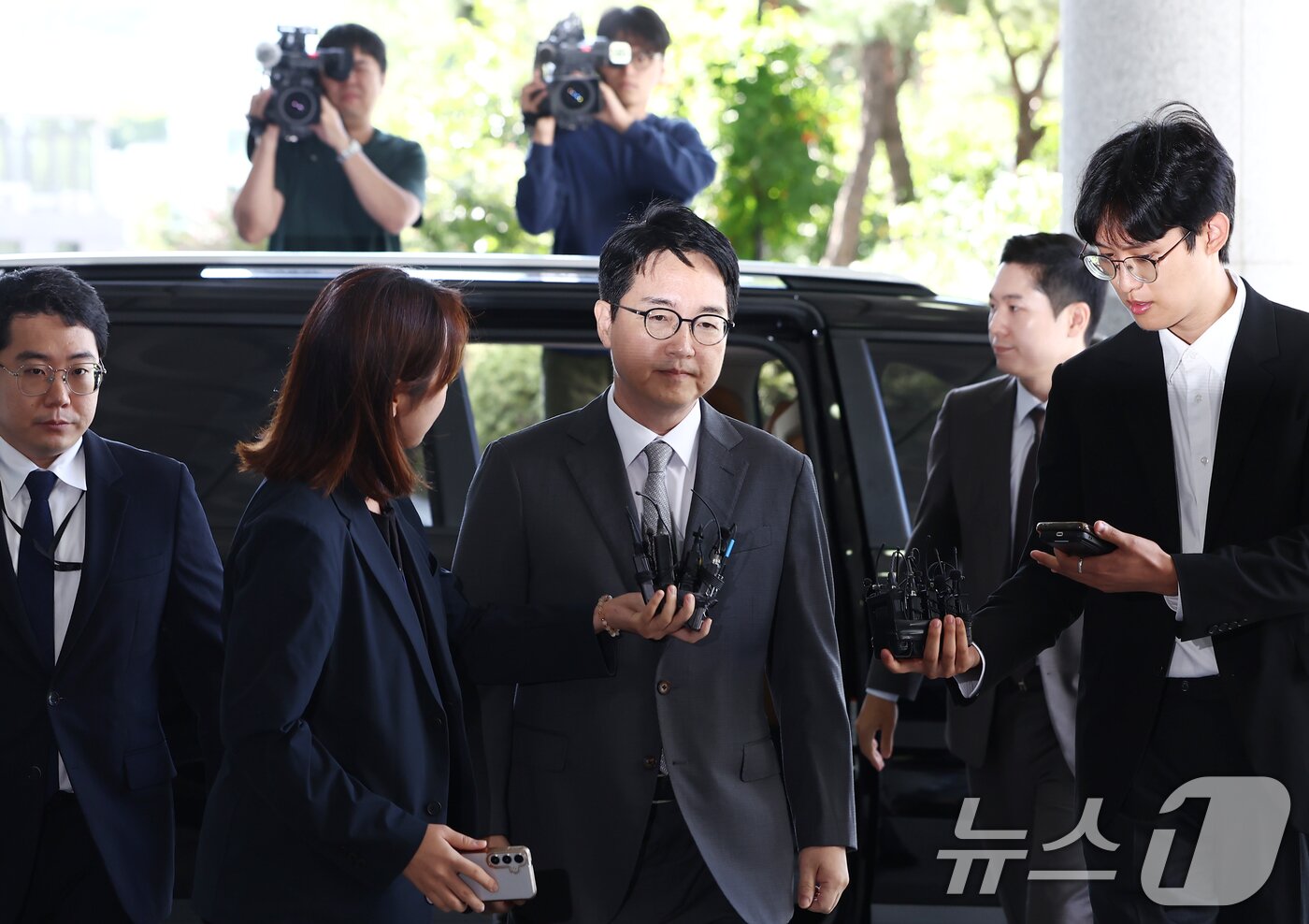 본문 이미지 - 심우정 전 검찰총장이 21일 오전 서울 서초구 서울고등검찰청에 마련된 내란 특검팀&#40;특별검사 조은석&#41; 사무실에 피고발인 신분으로 조사를 받기 위해 출석하고 있다. 2025.9.21/뉴스1 ⓒ News1 김민지 기자