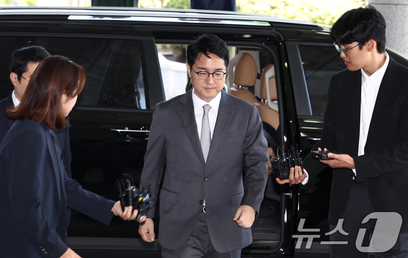 (서울=뉴스1) 김민지 기자 = 심우정 전 검찰총장이 21일 오전 서울 서초구 서울고등검찰청에 마련된 내란 특검팀(특별검사 조은석) 사무실에 피고발인 신분으로 조사를 받기 위해 출 …