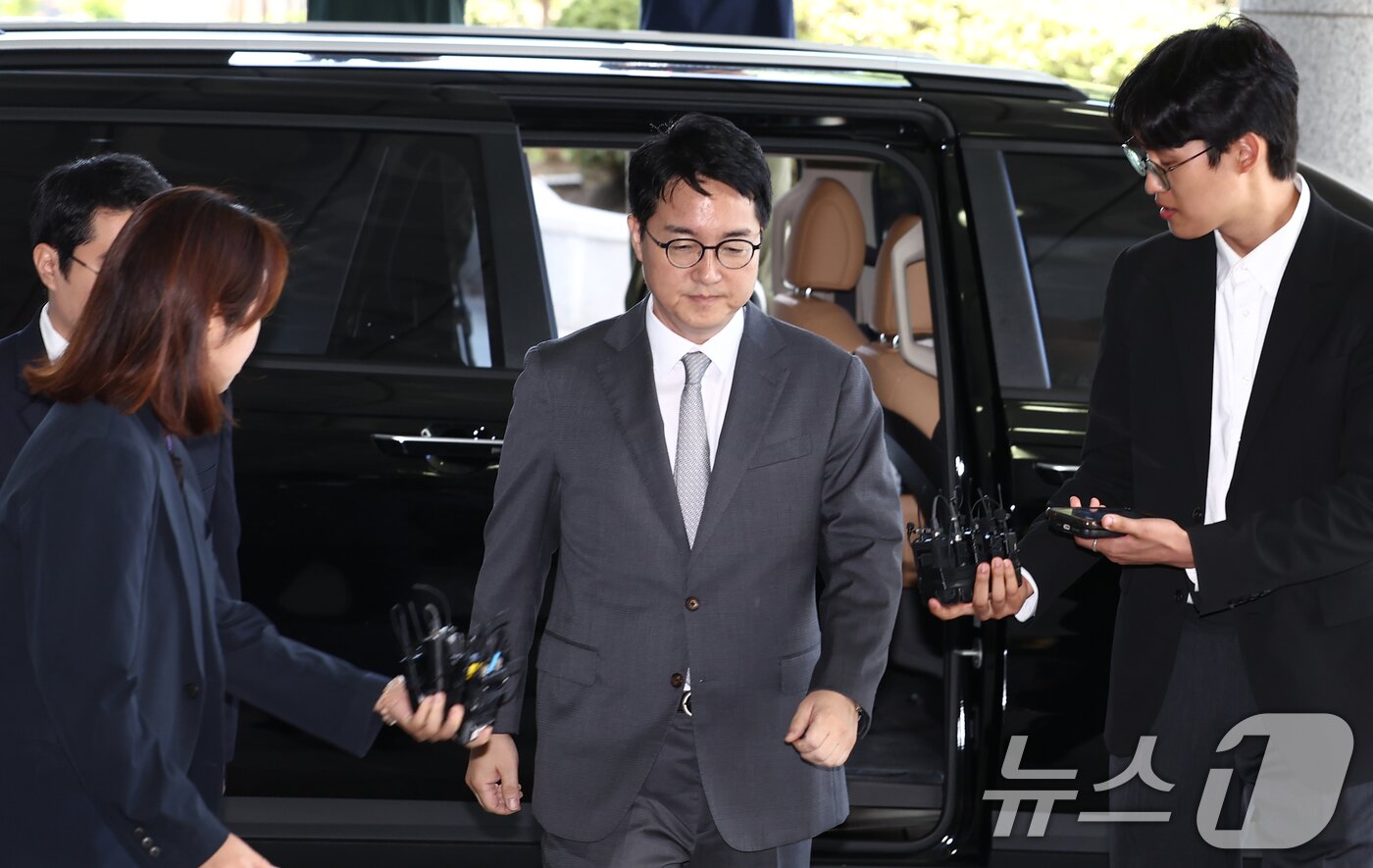 본문 이미지 - 심우정 전 검찰총장이 21일 오전 서울 서초구 서울고등검찰청에 마련된 내란 특검팀&#40;특별검사 조은석&#41; 사무실에 피고발인 신분으로 조사를 받기 위해 출석하고 있다. 2025.9.21/뉴스1 ⓒ News1 김민지 기자