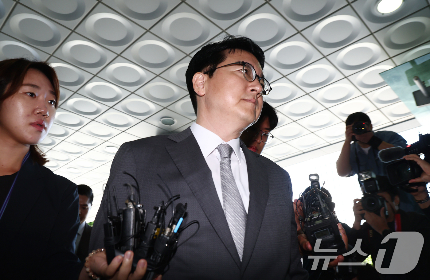 (서울=뉴스1) 김민지 기자 = 심우정 전 검찰총장이 21일 오전 서울 서초구 서울고등검찰청에 마련된 내란 특검팀(특별검사 조은석) 사무실에 피고발인 신분으로 조사를 받기 위해 출 …