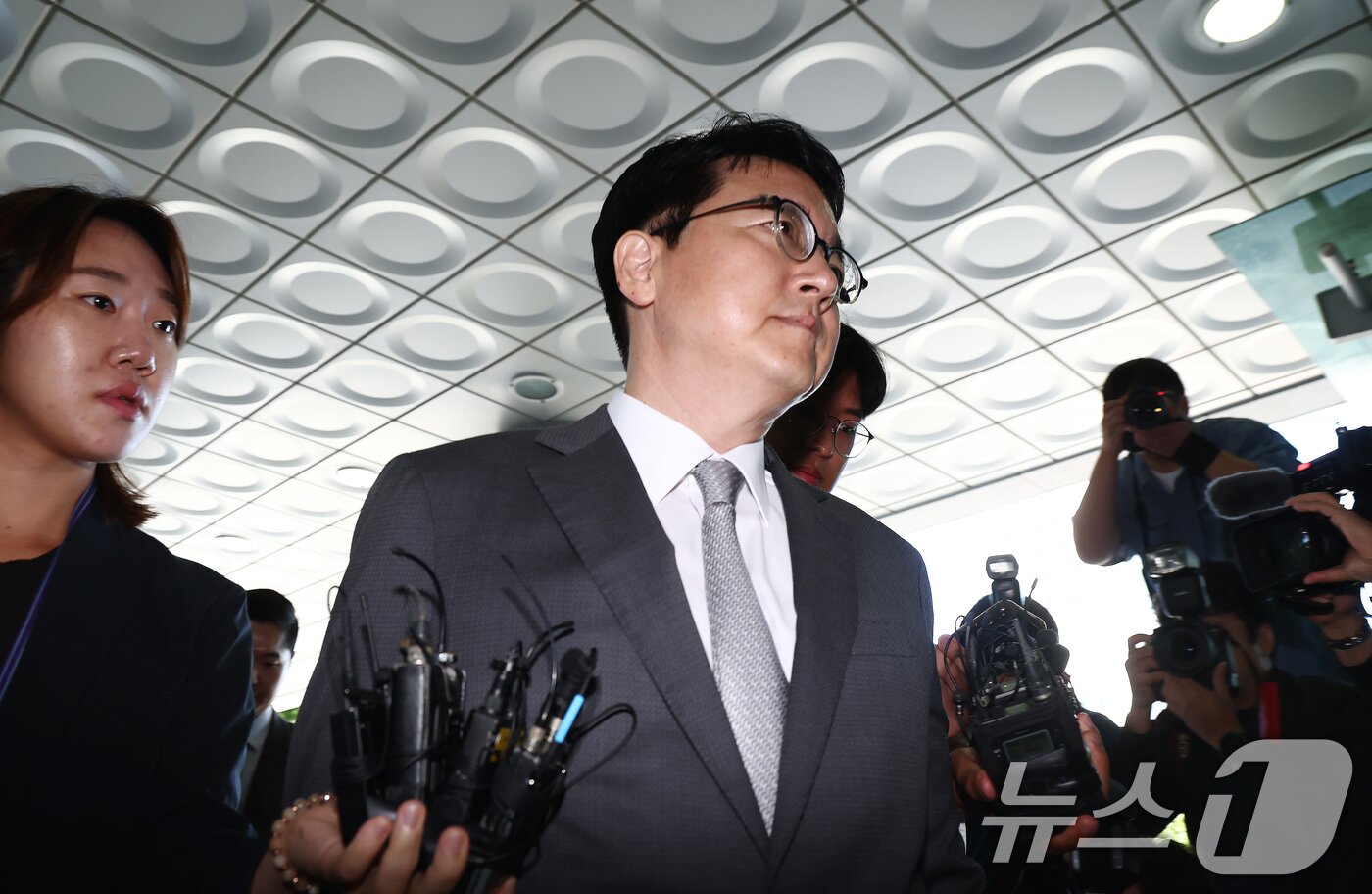 본문 이미지 - 심우정 전 검찰총장이 21일 오전 서울 서초구 서울고등검찰청에 마련된 내란 특검팀&#40;특별검사 조은석&#41; 사무실에 피고발인 신분으로 조사를 받기 위해 출석하고 있다. 2025.9.21/뉴스1 ⓒ News1 김민지 기자