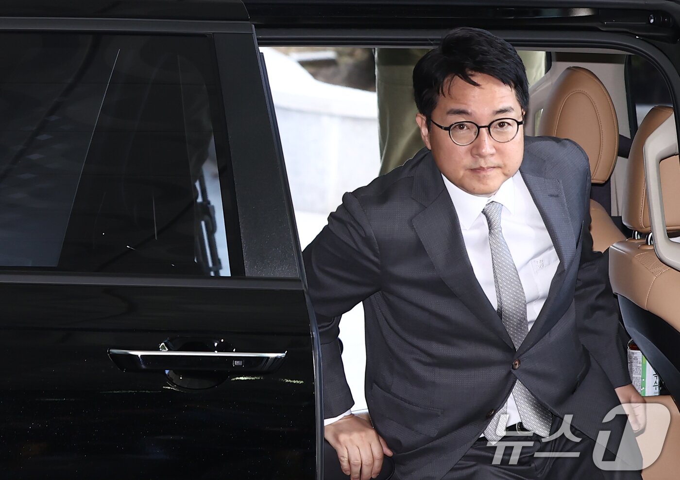 본문 이미지 - 심우정 전 검찰총장이 21일 오전 서울 서초구 서울고등검찰청에 마련된 내란 특검팀&#40;특별검사 조은석&#41; 사무실에 피고발인 신분으로 조사를 받기 위해 차량에서 내리고 있다. 2025.9.21/뉴스1 ⓒ News1 김민지 기자