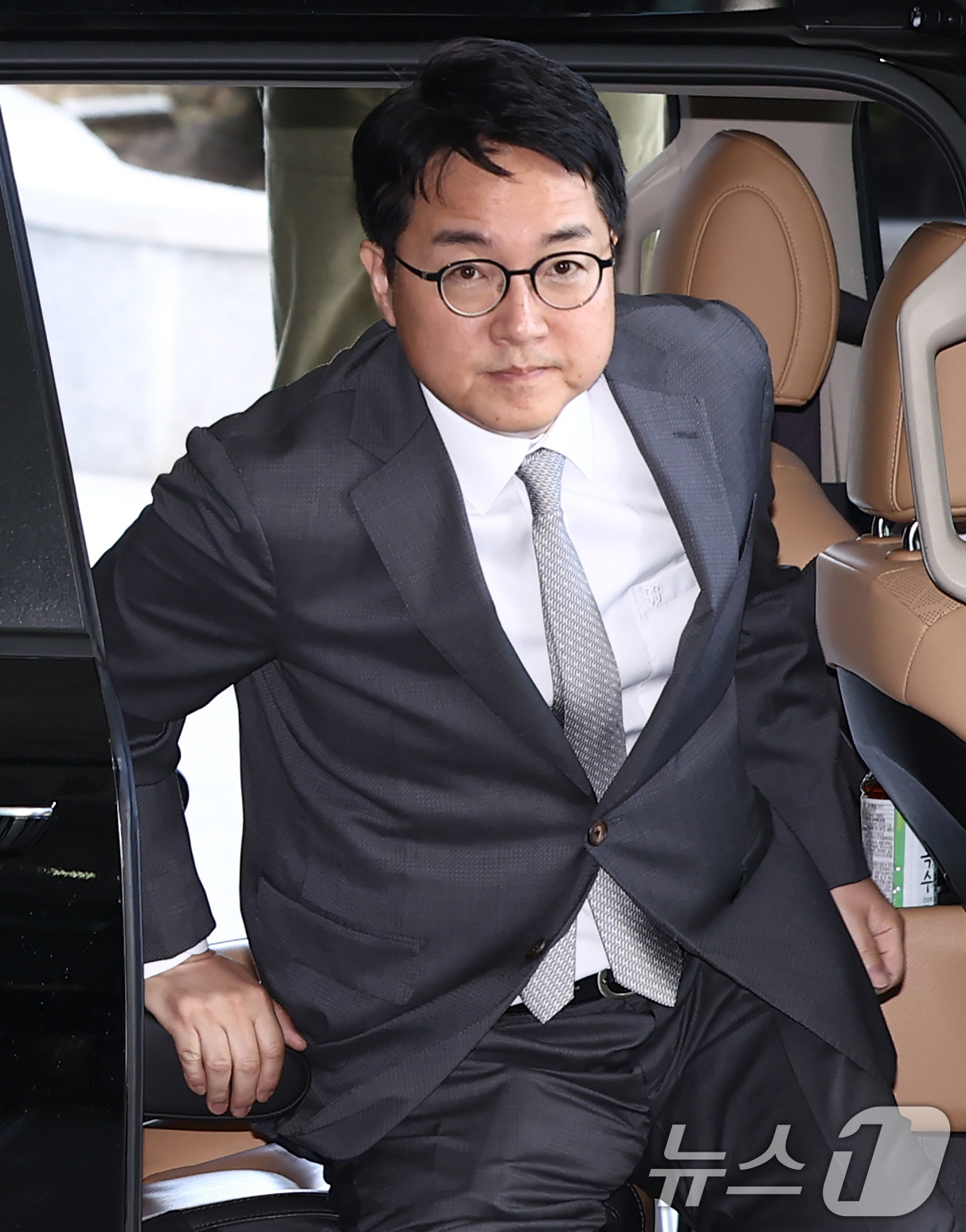 (서울=뉴스1) 김민지 기자 = 심우정 전 검찰총장이 21일 오전 서울 서초구 서울고등검찰청에 마련된 내란 특검팀(특별검사 조은석) 사무실에 피고발인 신분으로 조사를 받기 위해 차 …