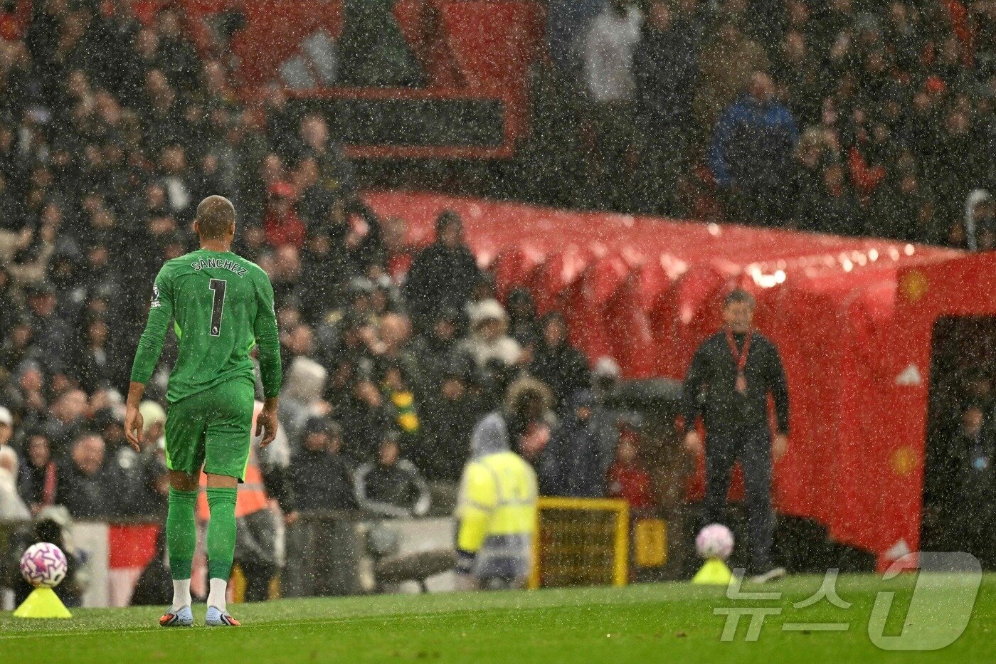 본문 이미지 - 첼시 골키퍼 로베르트 산체스는 21일(한국시간) 열린 2025-26 EPL 5라운드 맨체스터 유나이티드와 원정 경기에서 전반 5분 만에 퇴장당했다. ⓒ AFP=뉴스1