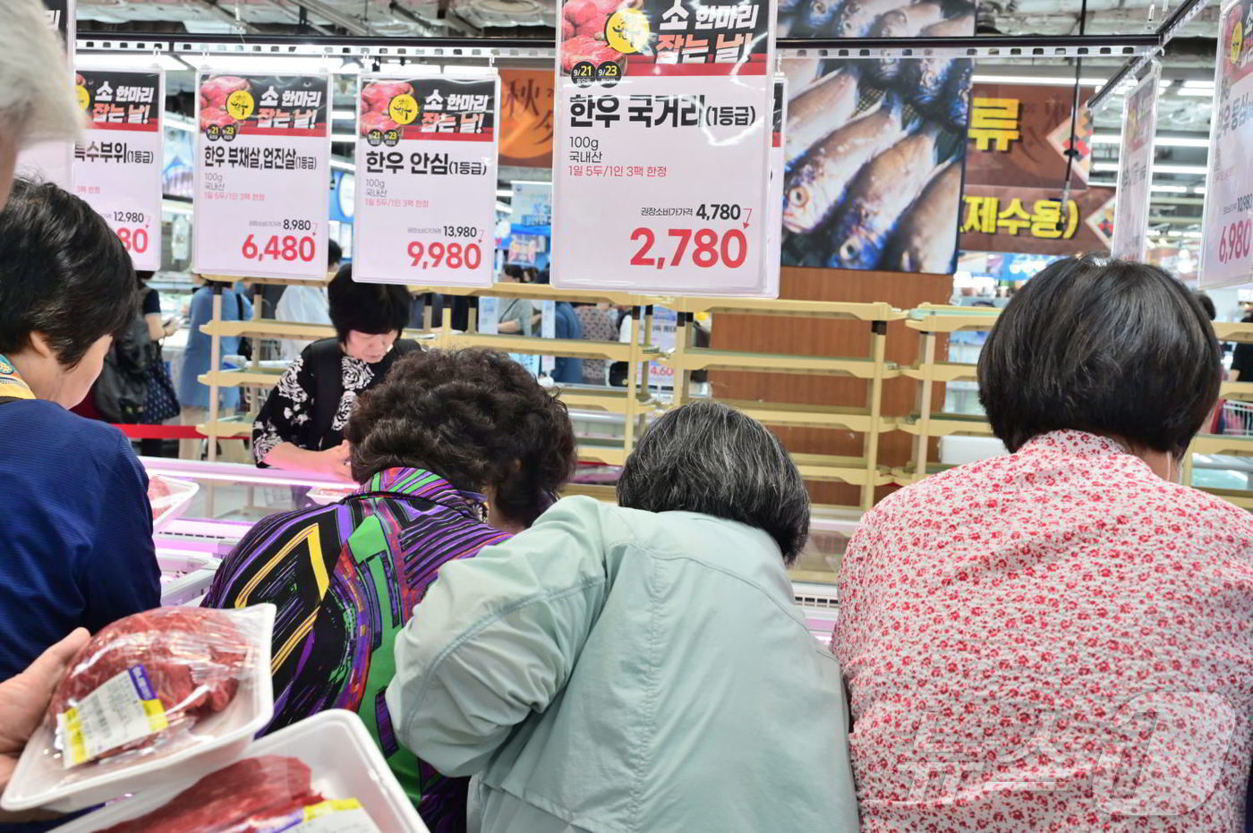 (서울=뉴스1) = 농협 하나로마트를 운영하는 농협유통은 추석을 보름 앞둔 9월 21일부터 23일까지 단 3일간, 하나로마트 창동점에서 한우를 최대 40% 할인 구매할 수 있는 ‘ …