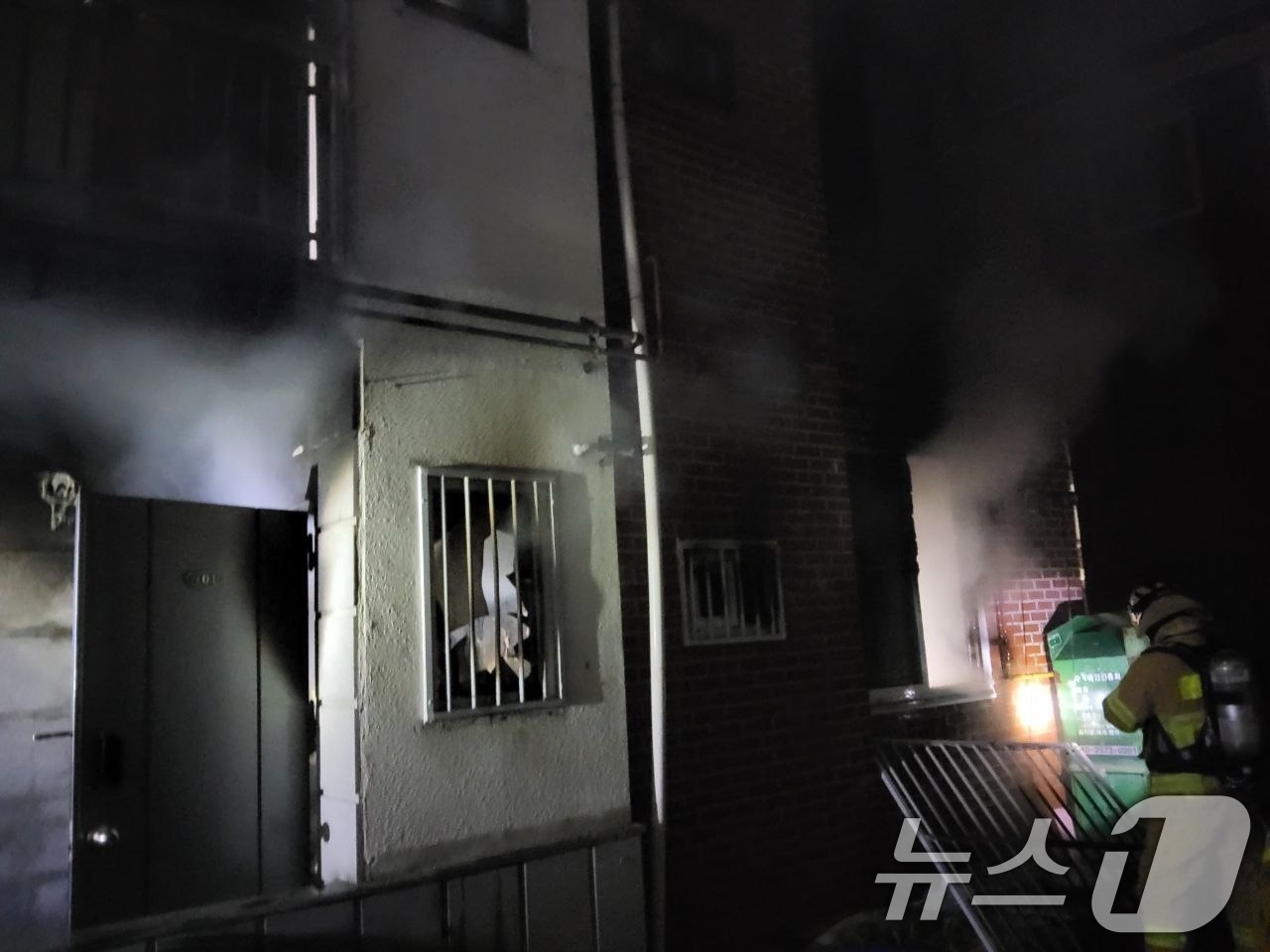 (남양주=뉴스1) = 21일 오전 0시45분께 경기 남양주시 퇴계원읍의 3층짜리 다세대주택 1층 세대에서 화재가 발생해 현장에 출동한 소방대원들이 화재 진압을 하고 있다. 이날 화 …