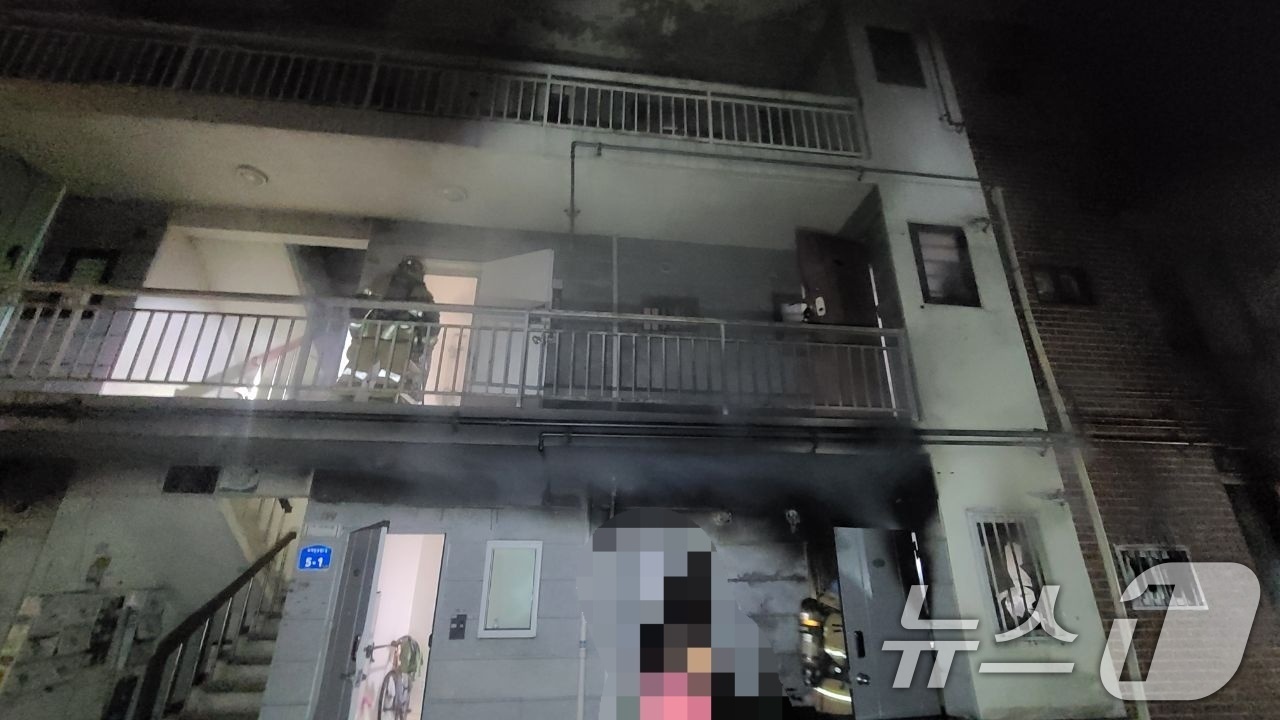 (남양주=뉴스1) = 21일 오전 0시 45분께 경기 남양주시 퇴계원읍의 3층짜리 다세대주택 1층 세대에서 화재가 발생해 현장에 출동한 소방대원들이 화재 진압을 하고 있다. 이날 …