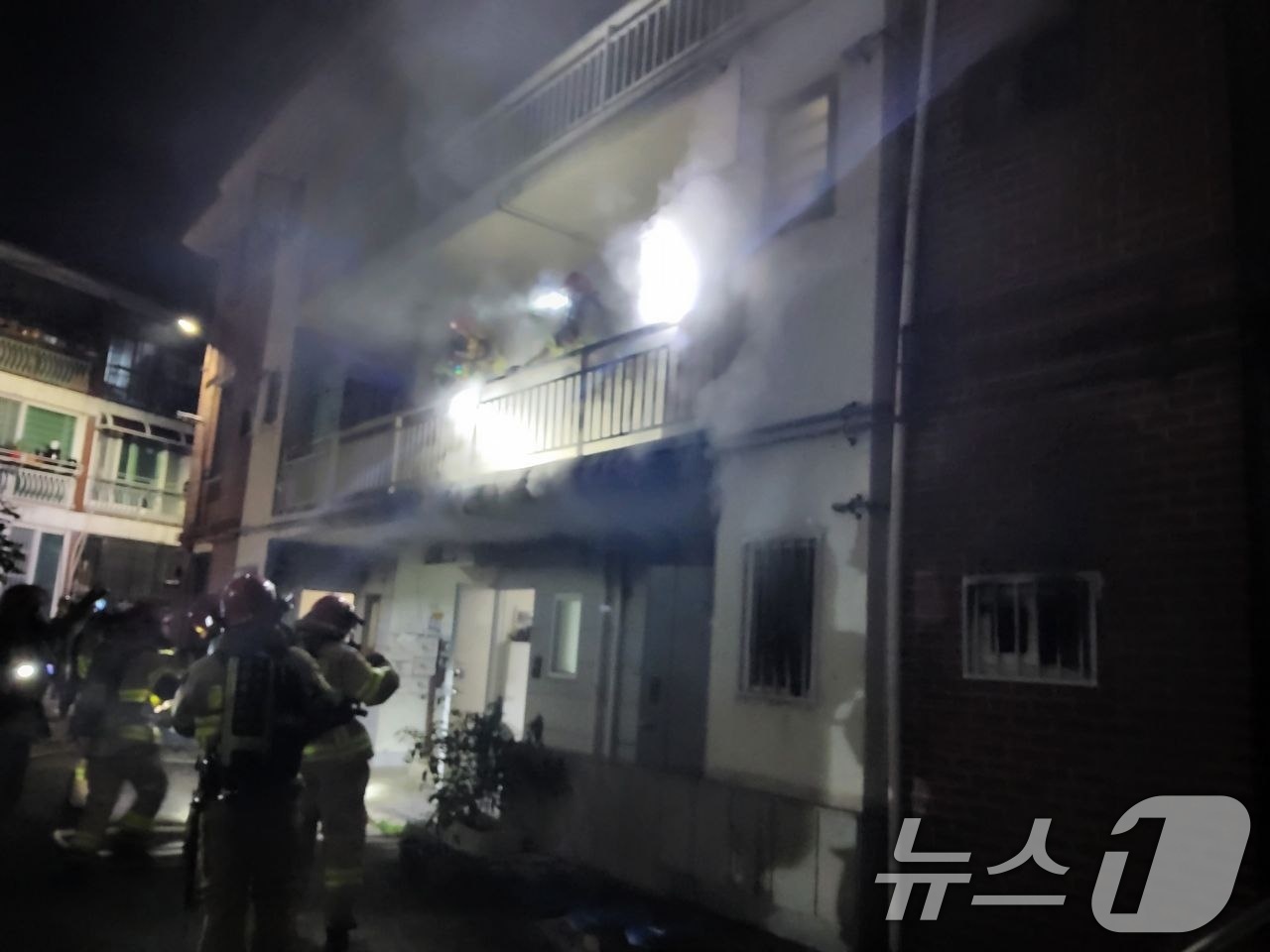 (남양주=뉴스1) = 21일 오전 0시 45분께 경기 남양주시 퇴계원읍의 3층짜리 다세대주택 1층 세대에서 화재가 발생해 현장에 출동한 소방대원들이 화재 진압을 하고 있다. 이날 …