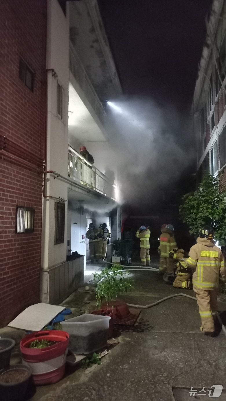(남양주=뉴스1) = 21일 오전 0시 45분께 경기 남양주시 퇴계원읍의 3층짜리 다세대주택 1층 세대에서 화재가 발생해 현장에 출동한 소방대원들이 화재 진압을 하고 있다. 이날 …