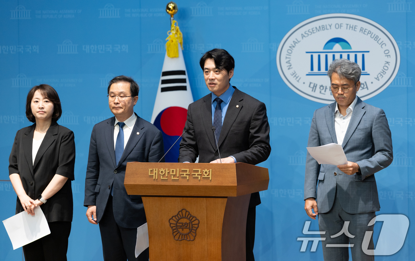 (서울=뉴스1) 이승배 기자 = 한준호 더불어민주당 정치검찰 조작기소대응 TF 단장이 21일 서울 여의도 국회에서 현안 관련 기자회견을 하고 있다. 2025.9.21/뉴스1