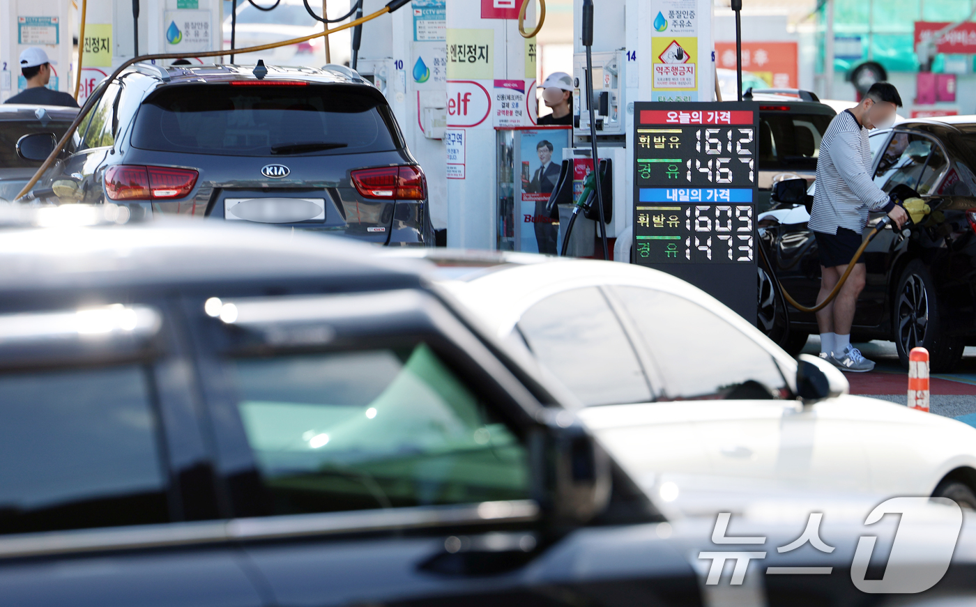 (서울=뉴스1) 오대일 기자 = 국내 주유소 휘발유와 경유 가격이 전주보다 소폭 떨어져 6주 연속 동반 하락세를 보인 가운데 21일 서울 서초구 경부고속도로 만남의광장 휴게소 내 …