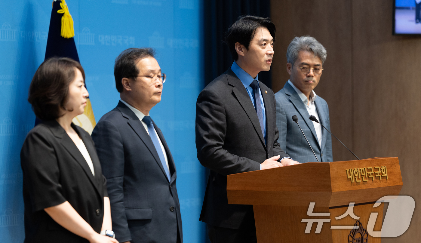 (서울=뉴스1) 이승배 기자 = 한준호 더불어민주당 정치검찰 조작기소대응 TF 단장이 21일 서울 여의도 국회에서 현안 관련 기자회견을 하고 있다. 2025.9.21/뉴스1