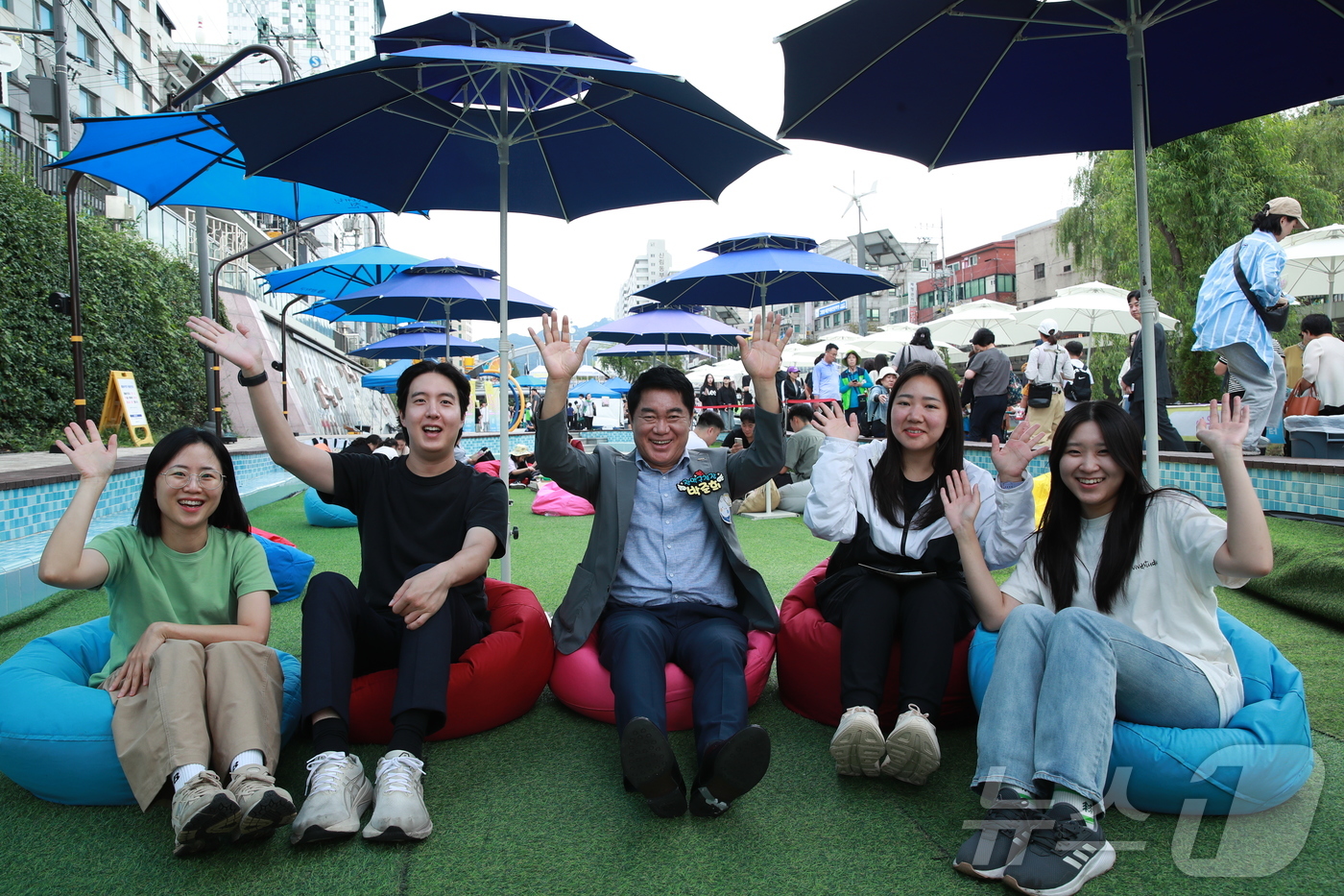 (서울=뉴스1) = 지난 20일 서울시 관악구 별빛내린천 일대에서 제 7회 관악청년축제 ‘별별청춘’이 개최됐다. 행사장에는 취업멘토링, 청년 정책홍보, 메이크업 튜터링 등 다양한 …