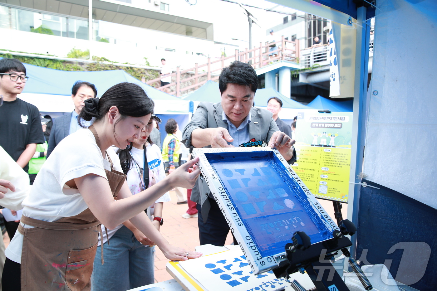 (서울=뉴스1) = 지난 20일 서울시 관악구 별빛내린천에서 청년축제 ‘별별청춘’이 열렸다. 행사장에는 취업멘토링, 청년 정책홍보, 메이크업 튜터링 등 다양한 체험 부스가 운영됐다 …