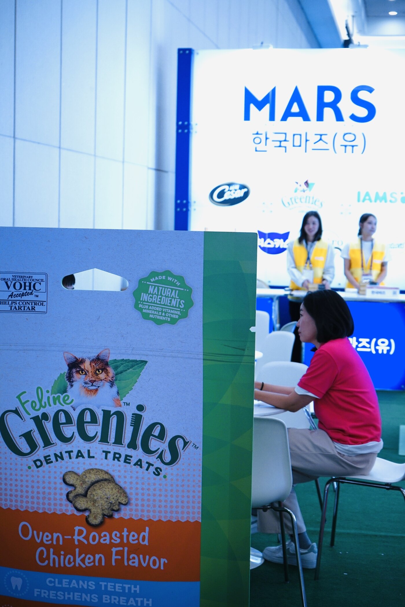 본문 이미지 - 한국마즈는 전시장 내 휴식 공간을 마련하고 방문객들을 대상으로 초콜릿을 증정했다&#40;한국마즈 제공&#41;. ⓒ 뉴스1