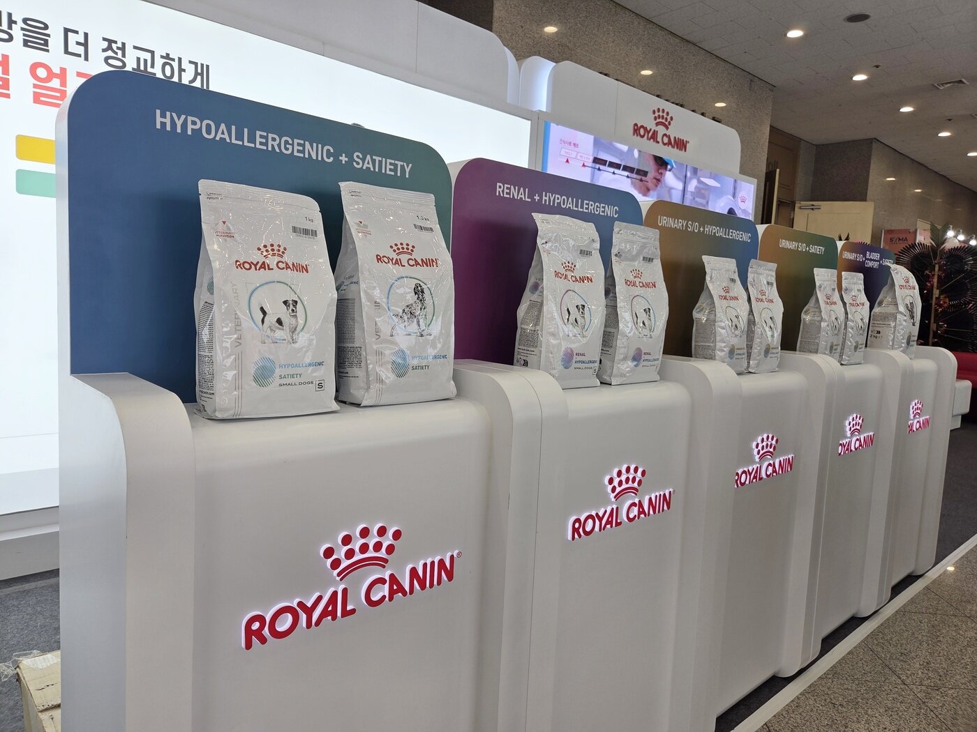본문 이미지 - 로얄캐닌은 2025 추계 서울수의임상컨퍼런스에 참가해 복합 질환 처방식 신제품을 소개했다. ⓒ 뉴스1 한송아 기자