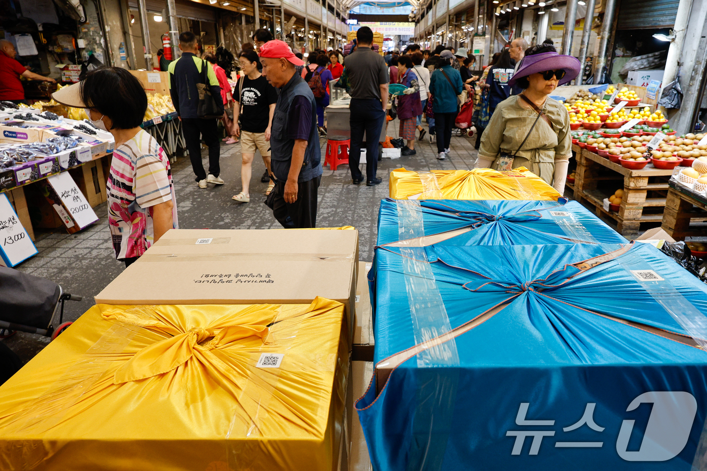 (서울=뉴스1) 안은나 기자 = 추석 명절 연휴를 앞둔 21일 서울 동대문구 청량리 종합시장에 선물용 상자가 놓여 있다. 2025.9.21/뉴스1