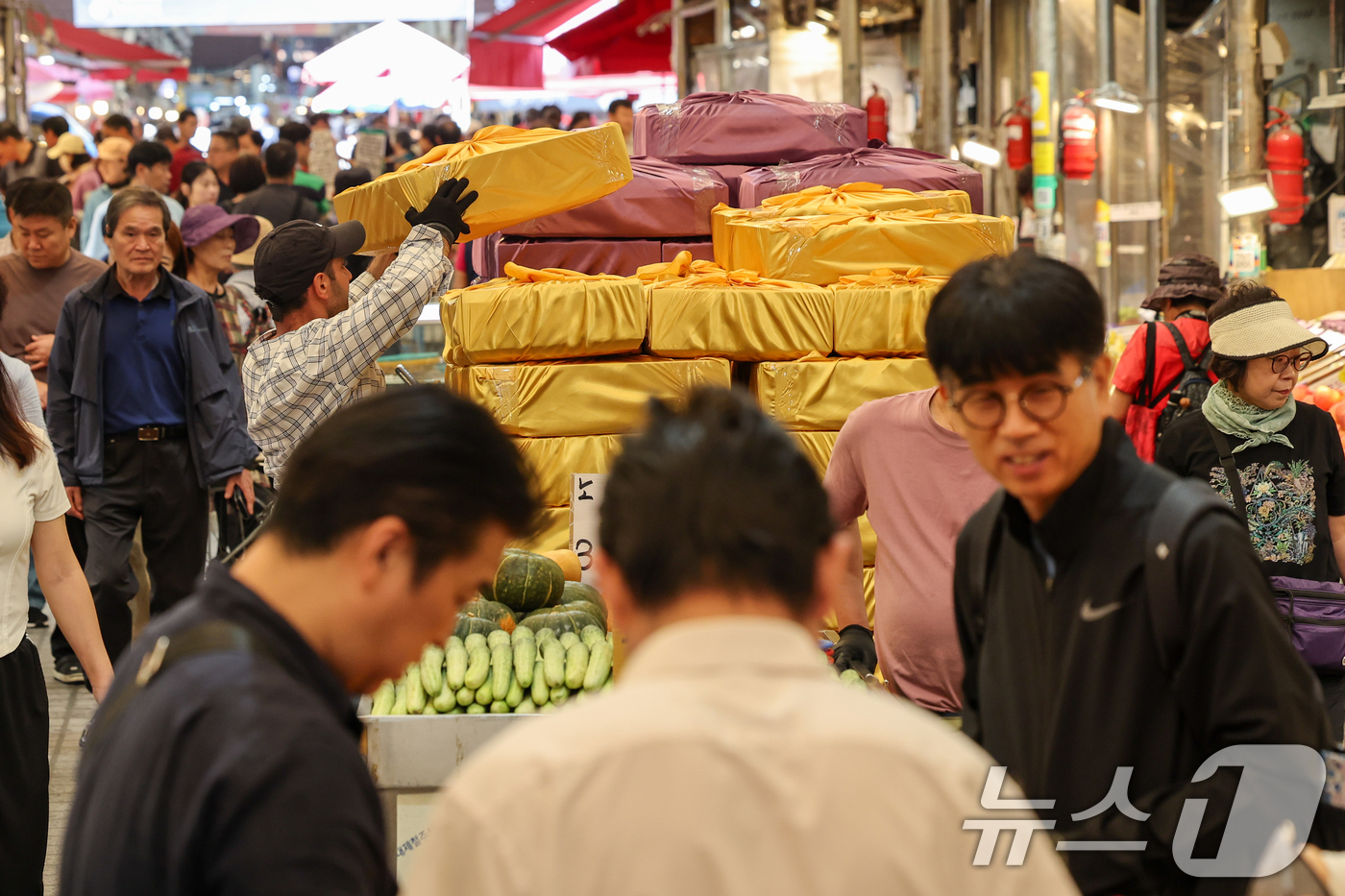 (서울=뉴스1) 안은나 기자 = 추석 명절 연휴를 앞둔 21일 서울 동대문구 청량리 종합시장에 선물용 상자가 놓여 있다. 2025.9.21/뉴스1