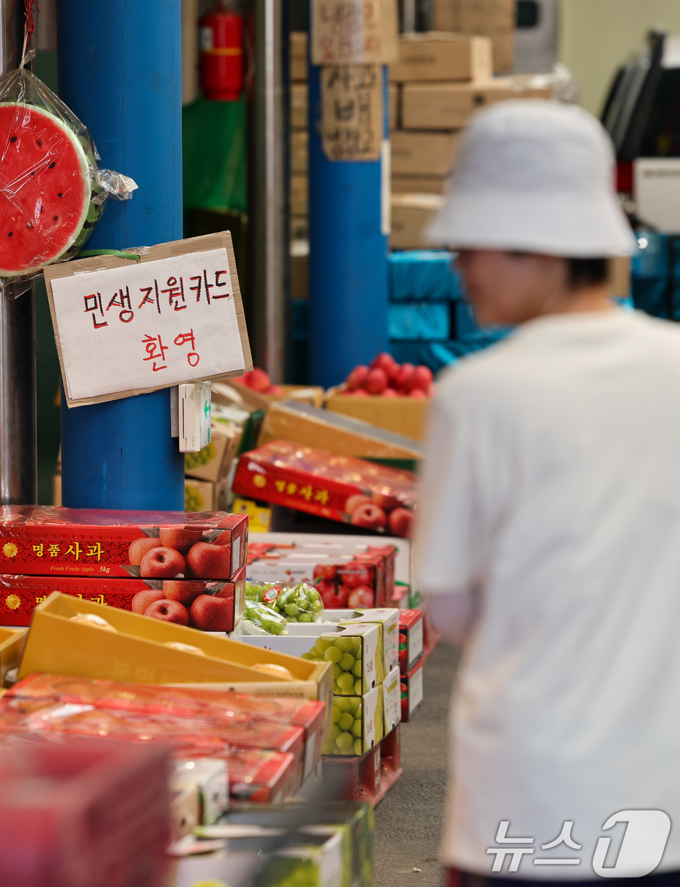 (서울=뉴스1) 안은나 기자 = 2차 민생회복 소비쿠폰 지급을 하루 앞둔 21일 서울 동대문구 청량리 종합시장에 민생회복 소비쿠폰 사용가능 안내문이 붙어 있다. 2025.9.21/ …