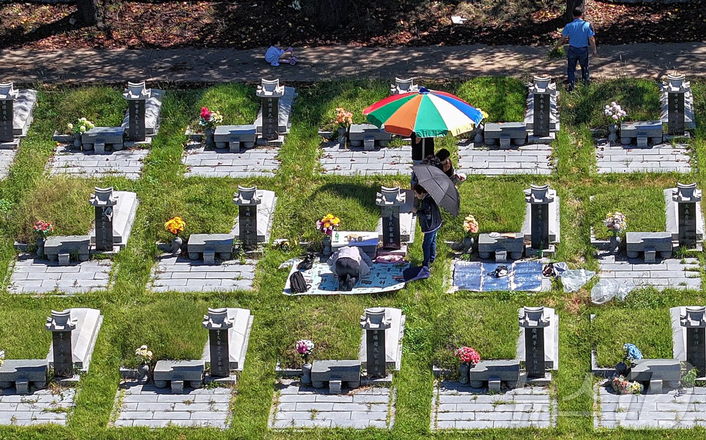 본문 이미지 - 추석 명절을 2주가량 앞둔 21일 인천 부평구 인천가족공원에서 시민들이 이른 성묘를 하고 있다. 2025.9.21/뉴스1 ⓒ News1 김도우 기자
