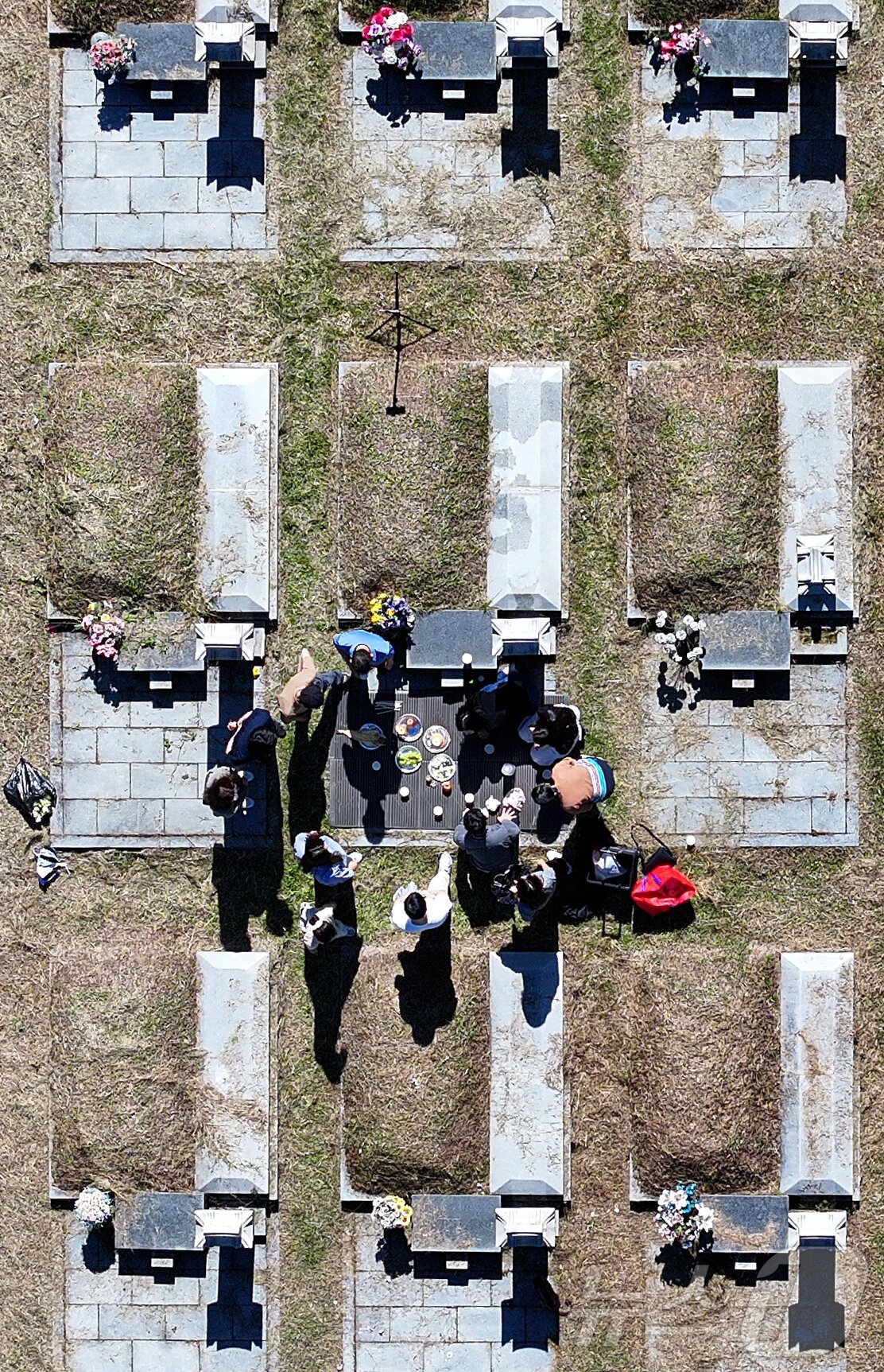 본문 이미지 - 추석 명절을 2주가량 앞둔 21일 인천 부평구 인천가족공원에서 시민들이 이른 성묘를 하고 있다. 2025.9.21/뉴스1 ⓒ News1 김도우 기자