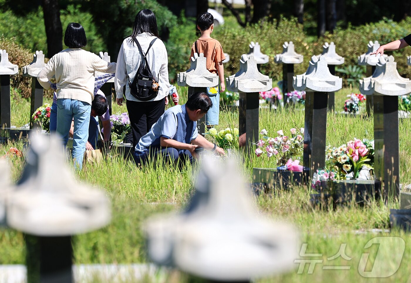 본문 이미지 - 추석 명절을 2주가량 앞둔 21일 인천 부평구 인천가족공원에서 시민들이 이른 성묘를 하고 있다. 2025.9.21/뉴스1 ⓒ News1 김도우 기자