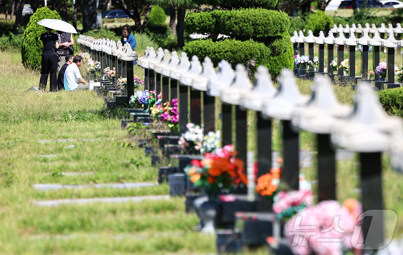 (인천=뉴스1) 김도우 기자 = 추석 명절을 2주가량 앞둔 21일 인천 부평구 인천가족공원에서 시민들이 이른 성묘를 하고 있다. 2025.9.21/뉴스1
