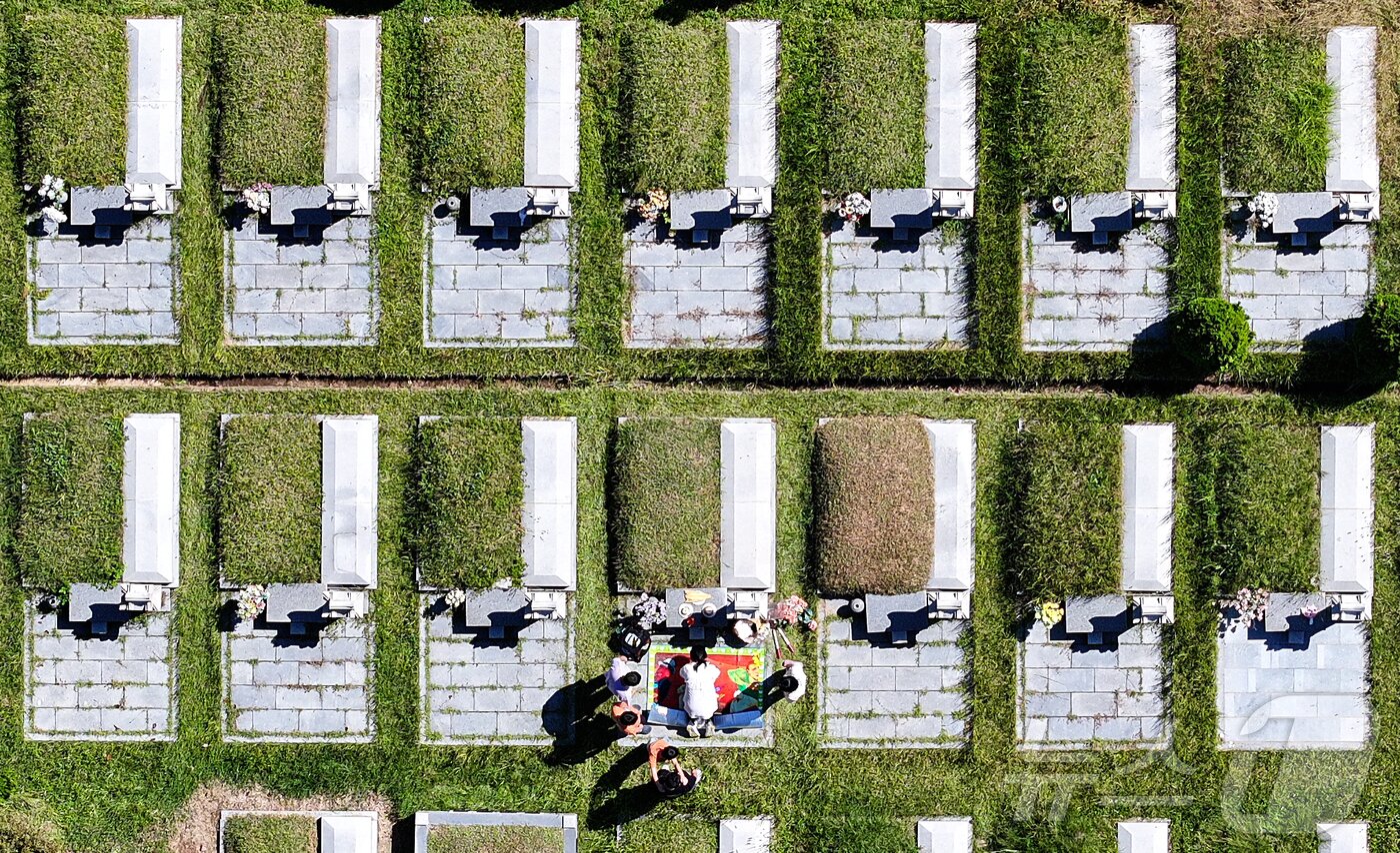 본문 이미지 - 추석 명절을 2주가량 앞둔 21일 인천 부평구 인천가족공원에서 시민들이 이른 성묘를 하고 있다. 2025.9.21/뉴스1 ⓒ News1 김도우 기자