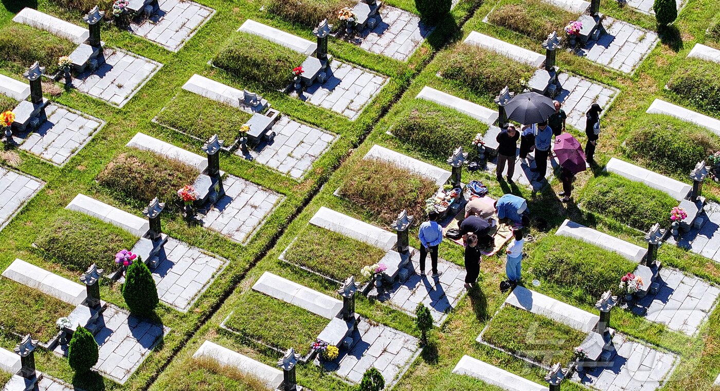 본문 이미지 - 추석 명절을 2주가량 앞둔 21일 인천 부평구 인천가족공원에서 시민들이 이른 성묘를 하고 있다.  2025.9.21/뉴스1 ⓒ News1 김도우 기자
