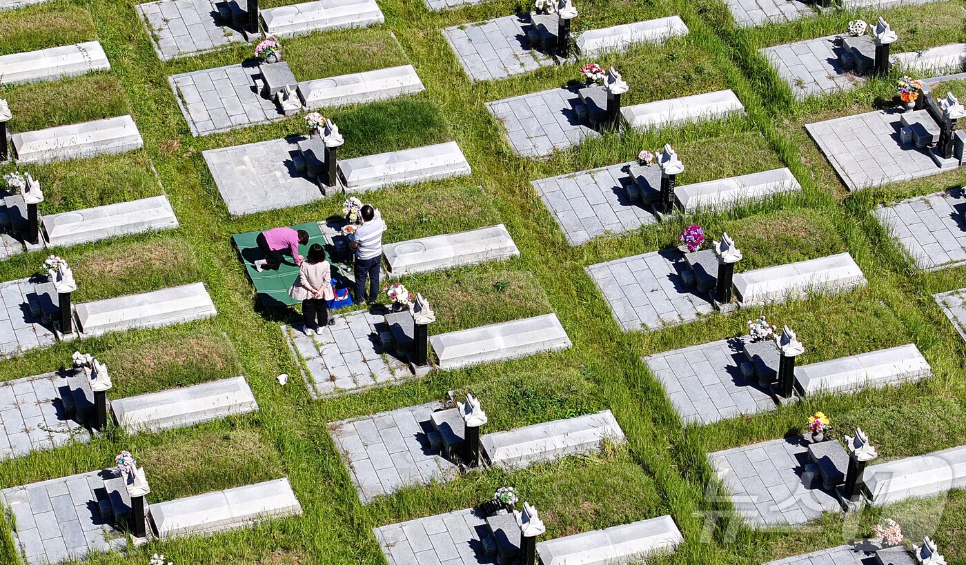 본문 이미지 - 추석 명절을 2주가량 앞둔 21일 인천 부평구 인천가족공원에서 시민들이 이른 성묘를 하고 있다. 2025.9.21/뉴스1 ⓒ News1 김도우 기자