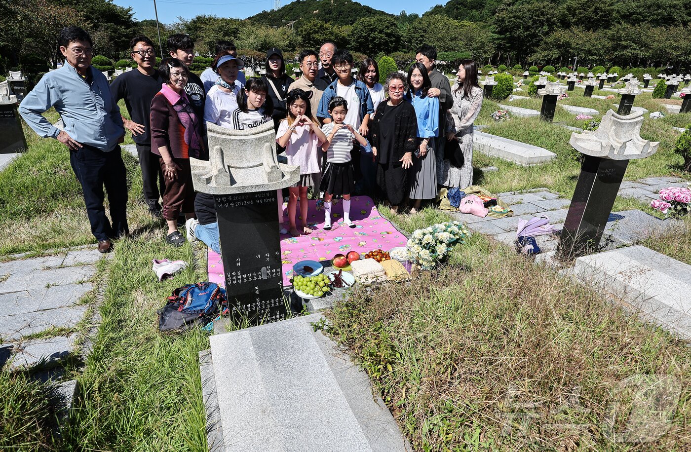 본문 이미지 - 추석 명절을 2주가량 앞둔 21일 인천 부평구 인천가족공원에서 한 가족이 이른 성묘를 하고 있다. 2025.9.21/뉴스1 ⓒ News1 김도우 기자