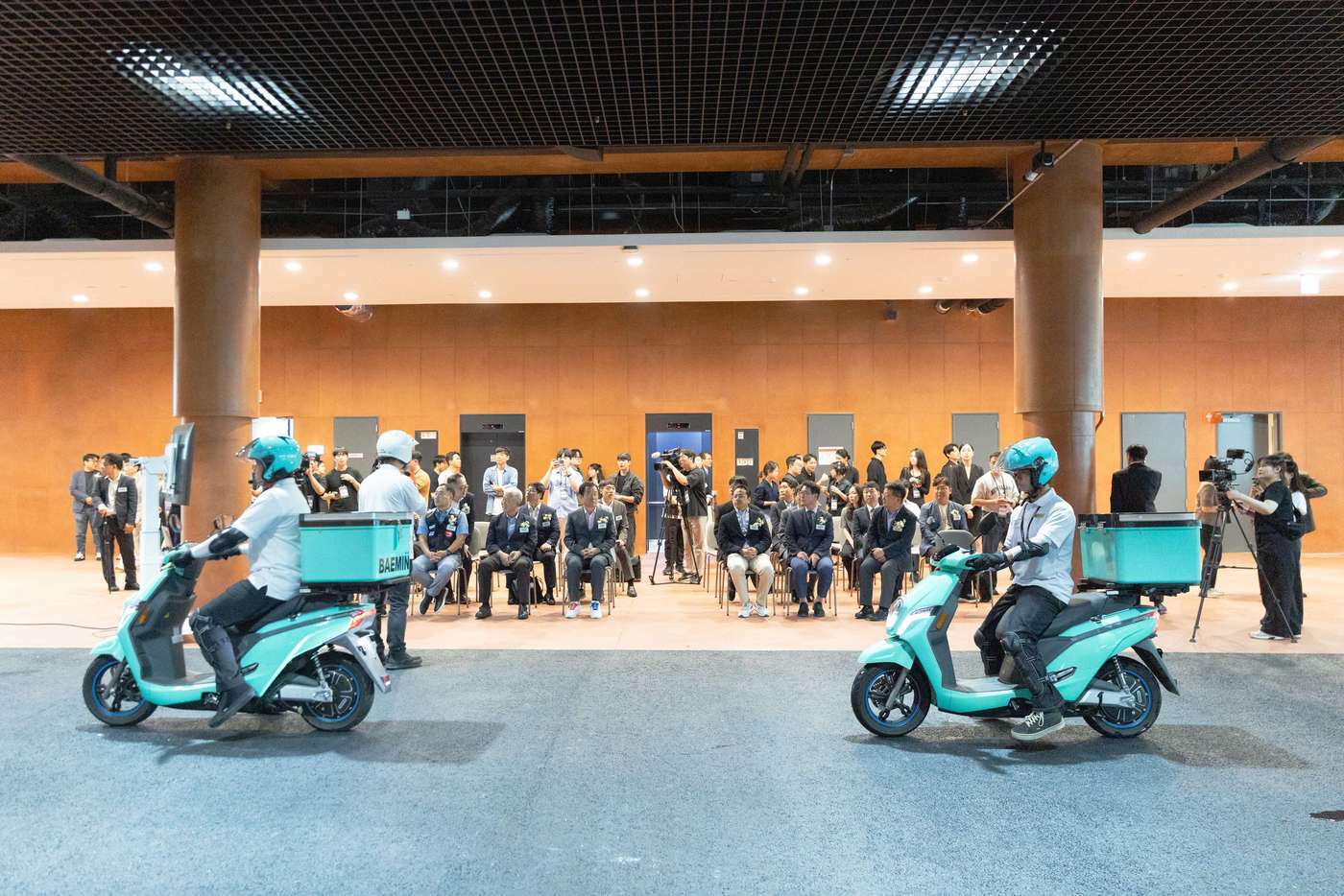 본문 이미지 - 지난 19일 열린 경기도 하남시  배민라이더스쿨 개관 기념식에서 이륜차 교육 전문 강사들이 참석자를 대상으로 안전 교육 시연을 하고 있다&lt;strong&gt;.&lt;/strong&gt; &#40;배달의민족제공&#41;