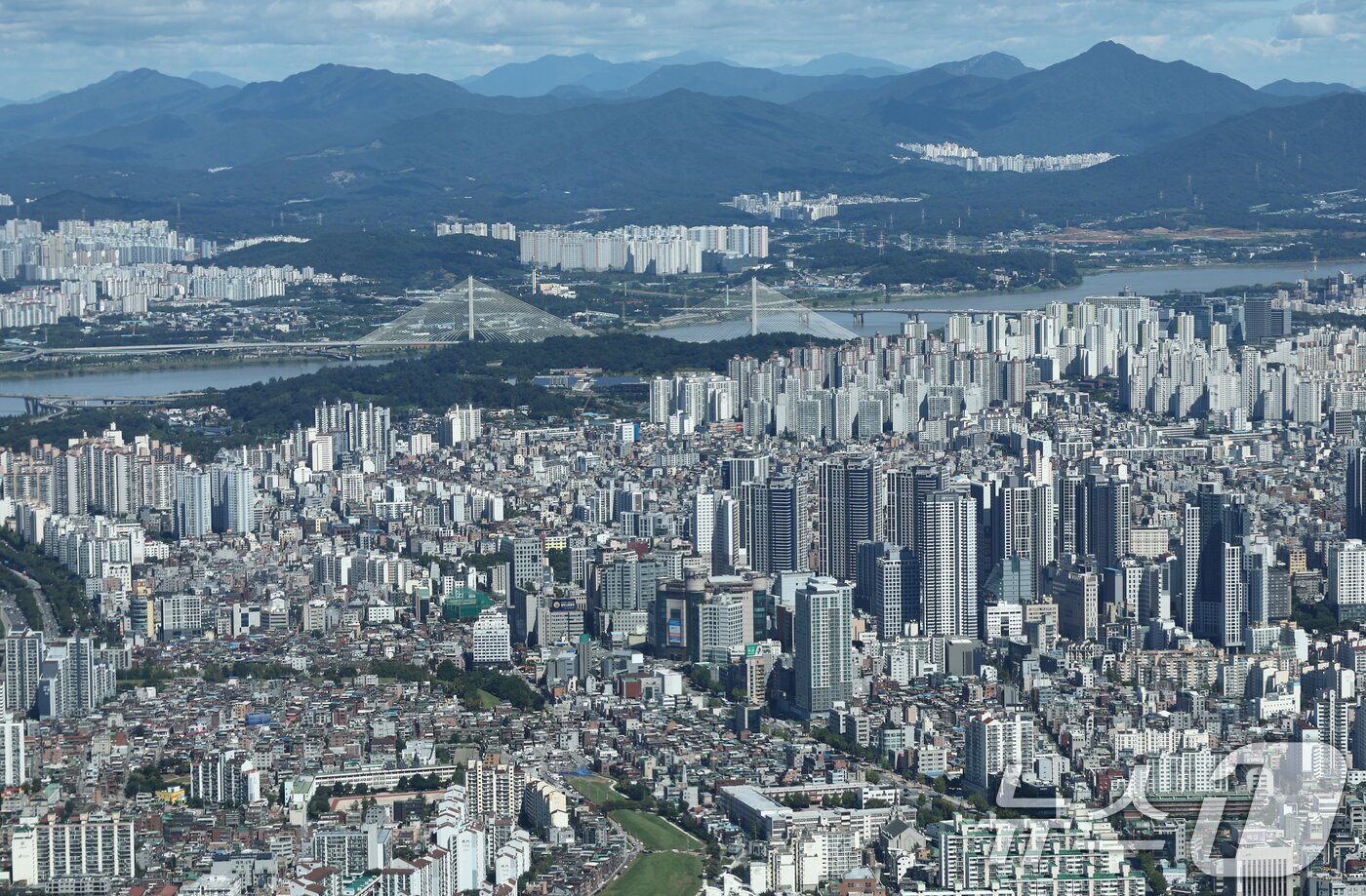 본문 이미지 - 서울 송파구 서울스카이 전망대에서 바라본 하남 일대 모습.  / 뉴스1
