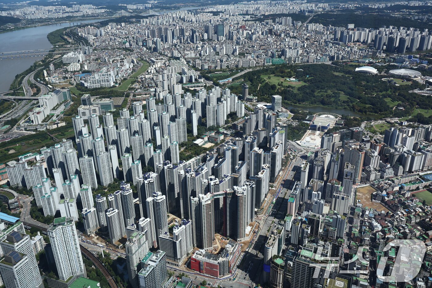 본문 이미지 - 사진은 지난달 21일 롯데월드 서울스카이 전망대서 바라본 아파트 단지 모습. 2025.9.21/뉴스1 ⓒ News1 김민지 기자