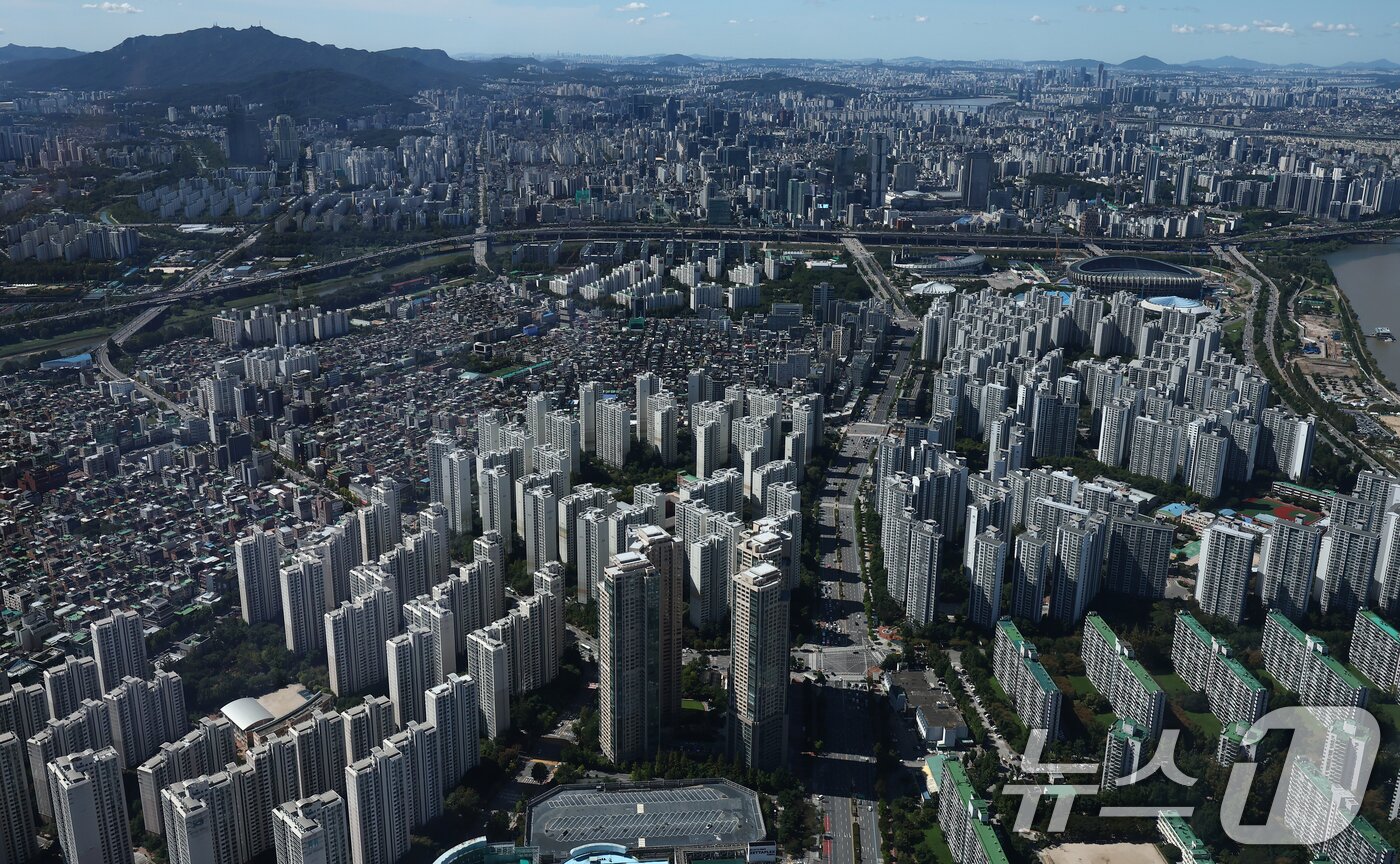 본문 이미지 - 롯데월드 서울스카이 전망대서 바라본 아파트 단지 모습. &#40;자료사진&#41;/뉴스1 ⓒ News1 김민지 기자