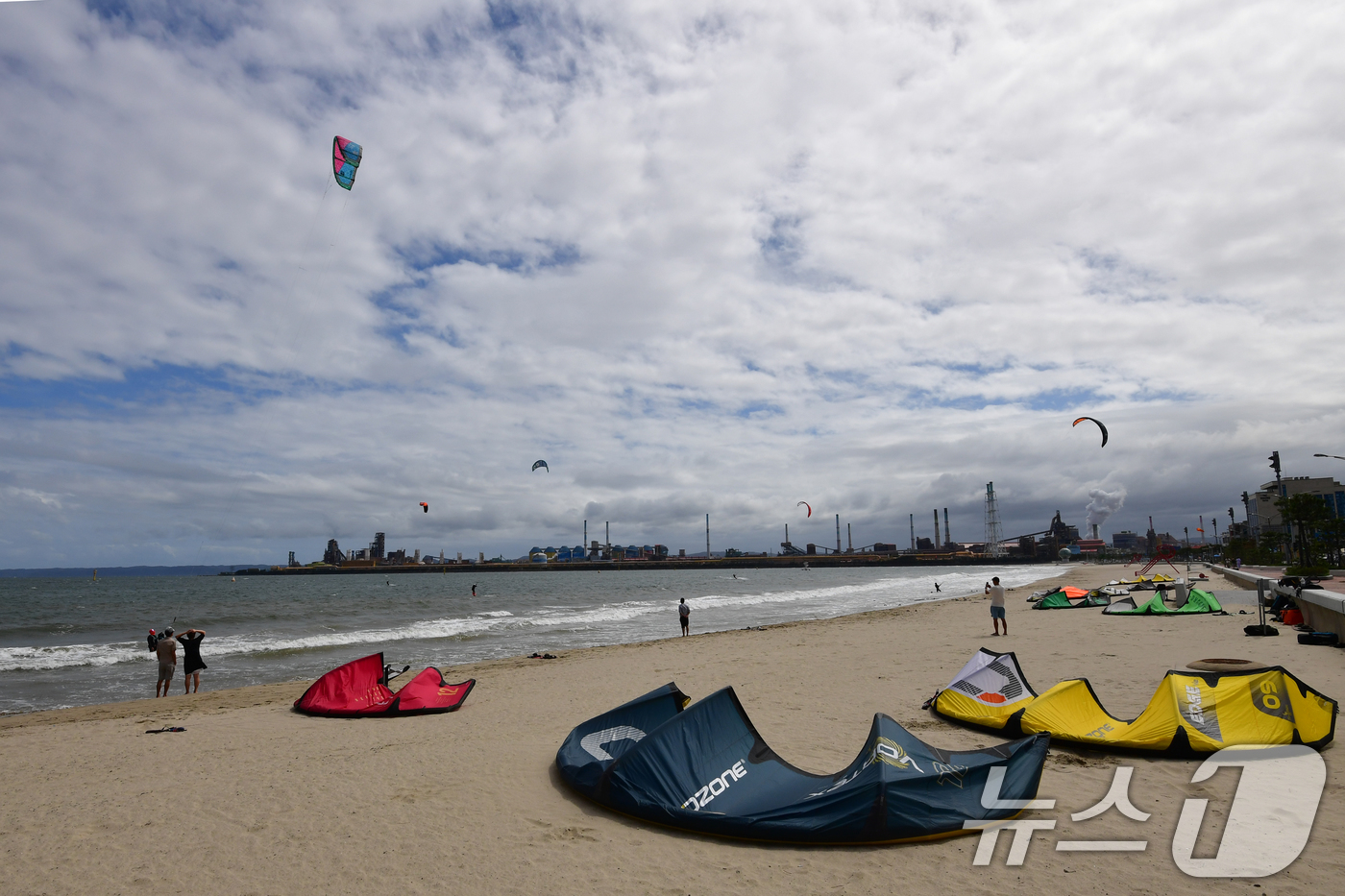 (포항=뉴스1) 최창호 기자 = 21일 경북 포항시 송도해수욕장에서 카이트보드 회원들이 가을 바다 위를 수놓고 있다.  2025.9.21/뉴스1