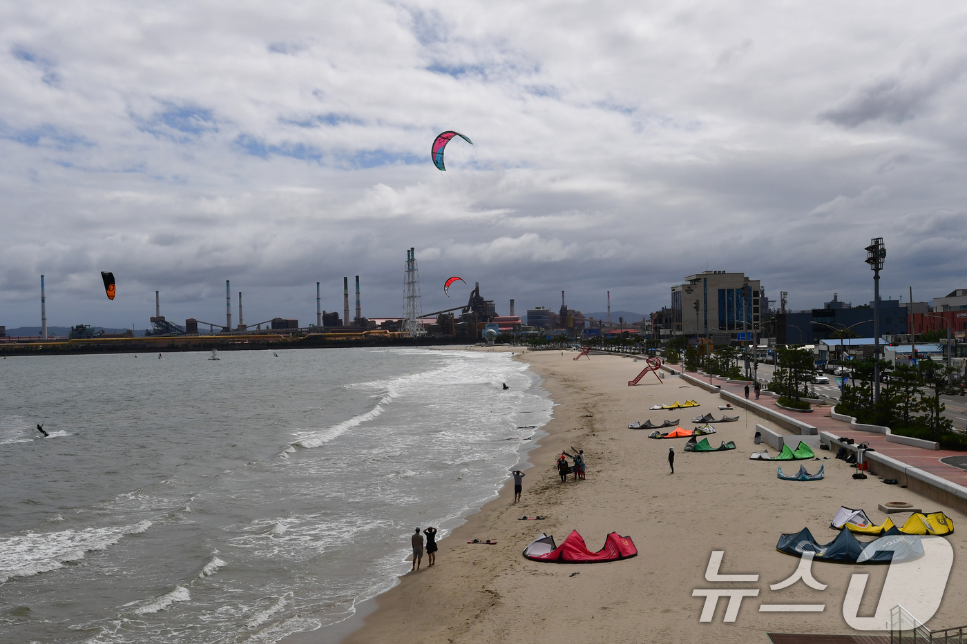 (포항=뉴스1) 최창호 기자 = 21일 경북 포항시 송도해수욕장에서 카이트보드 회원들이 가을 바다 위를 수놓고 있다. 2025.9.21/뉴스1