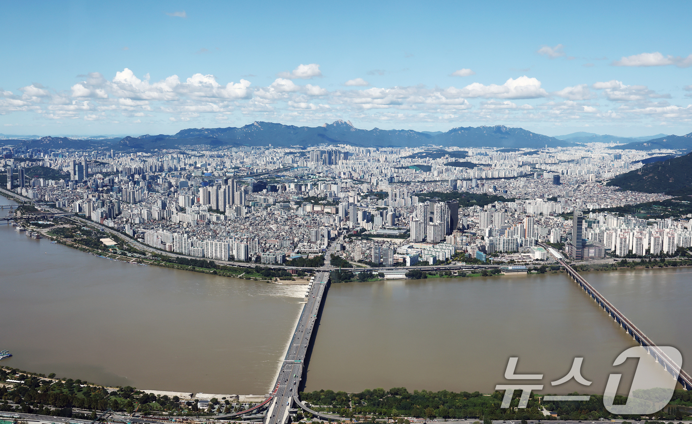 (서울=뉴스1) 김민지 기자 = 비가 내린 뒤 완연한 가을 날씨를 보인 21일 서울 송파구 롯데월드 서울스카이 전망대에서 흙탕물이 된 한강 위로 푸른 하늘이 펼쳐져 있다. 2025 …