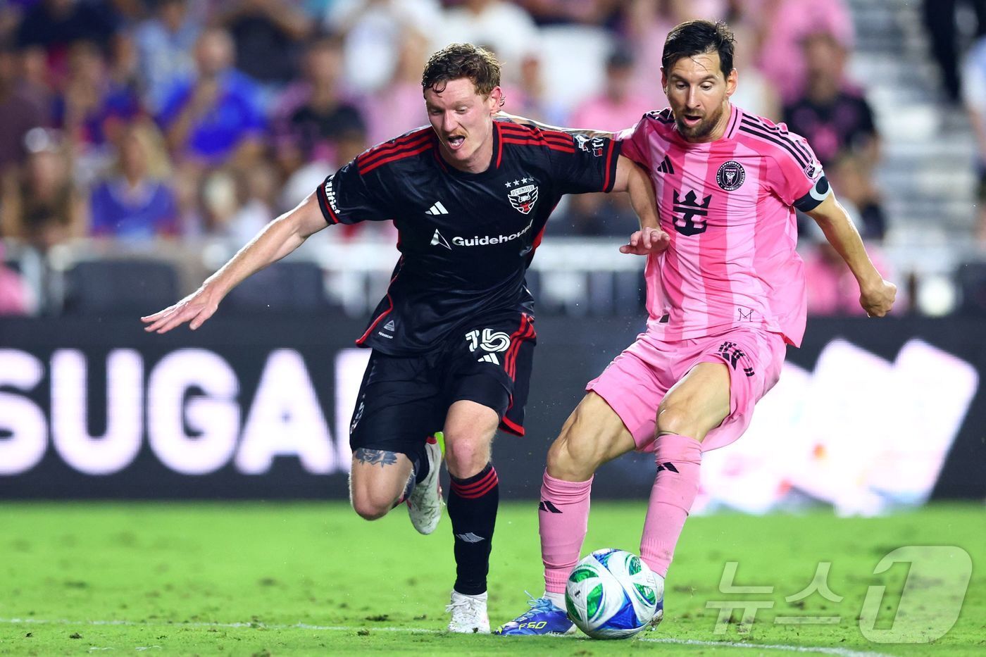 본문 이미지 - 인터 마이애미 공격수 리오넬 메시가 21일(한국시간) 열린 2025 MLS DC유나이티드전에서 2골 1도움으로 활약해 팀의 3-2 승리를 이끌었다. ⓒ AFP=뉴스1