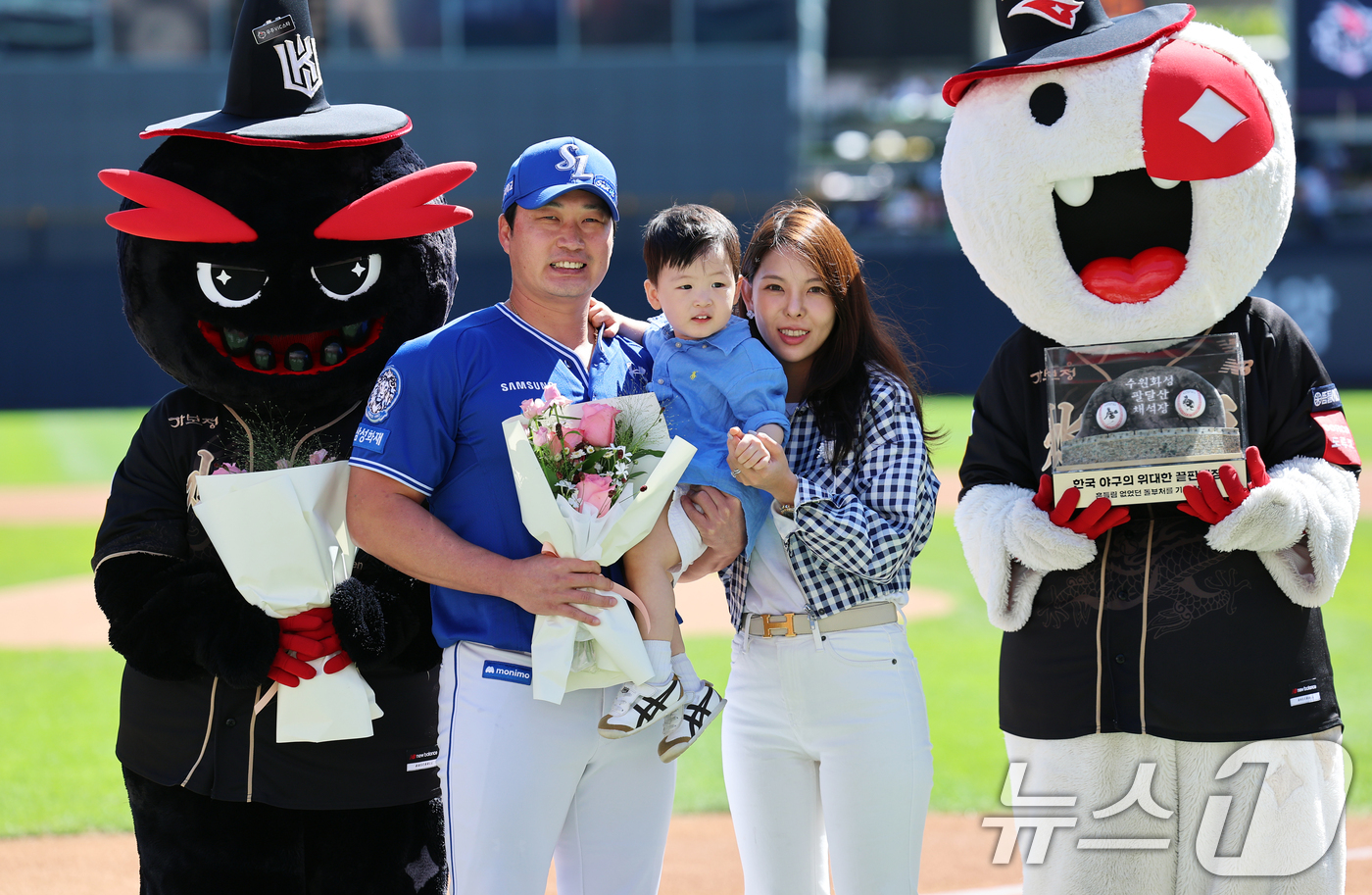 (수원=뉴스1) 오대일 기자 = 은퇴 투어 중인 삼성 라이온즈 오승환이 21일 오후 경기 수원시 장안구 KT위즈파크에서 열린 KT 위즈와의 원정 경기에 앞서 가족과 기념촬영을 하고 …