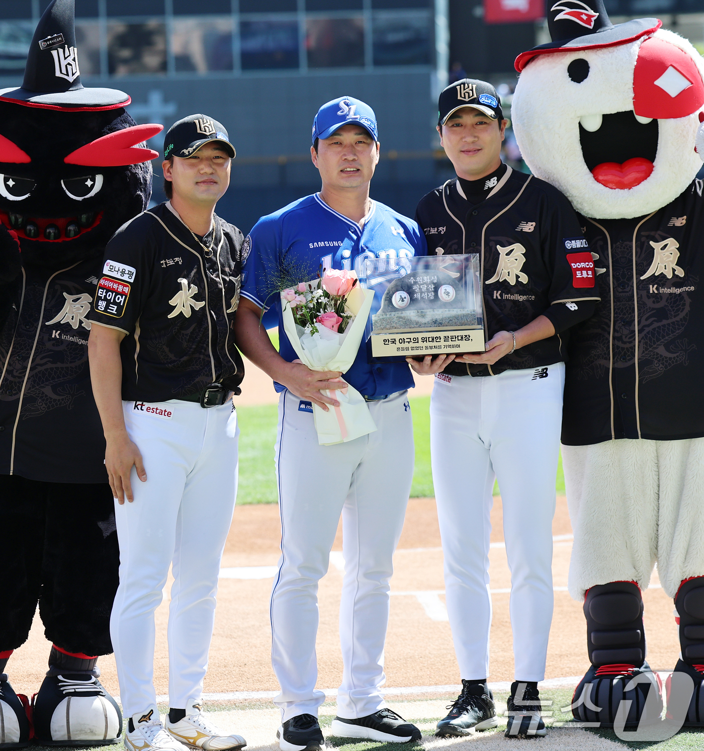 (수원=뉴스1) 오대일 기자 = 은퇴 투어 중인 삼성 라이온즈 오승환이 21일 오후 경기 수원시 장안구 KT위즈파크에서 열린 KT 위즈와의 원정 경기에 앞서 KT 김상수, 우규민으 …