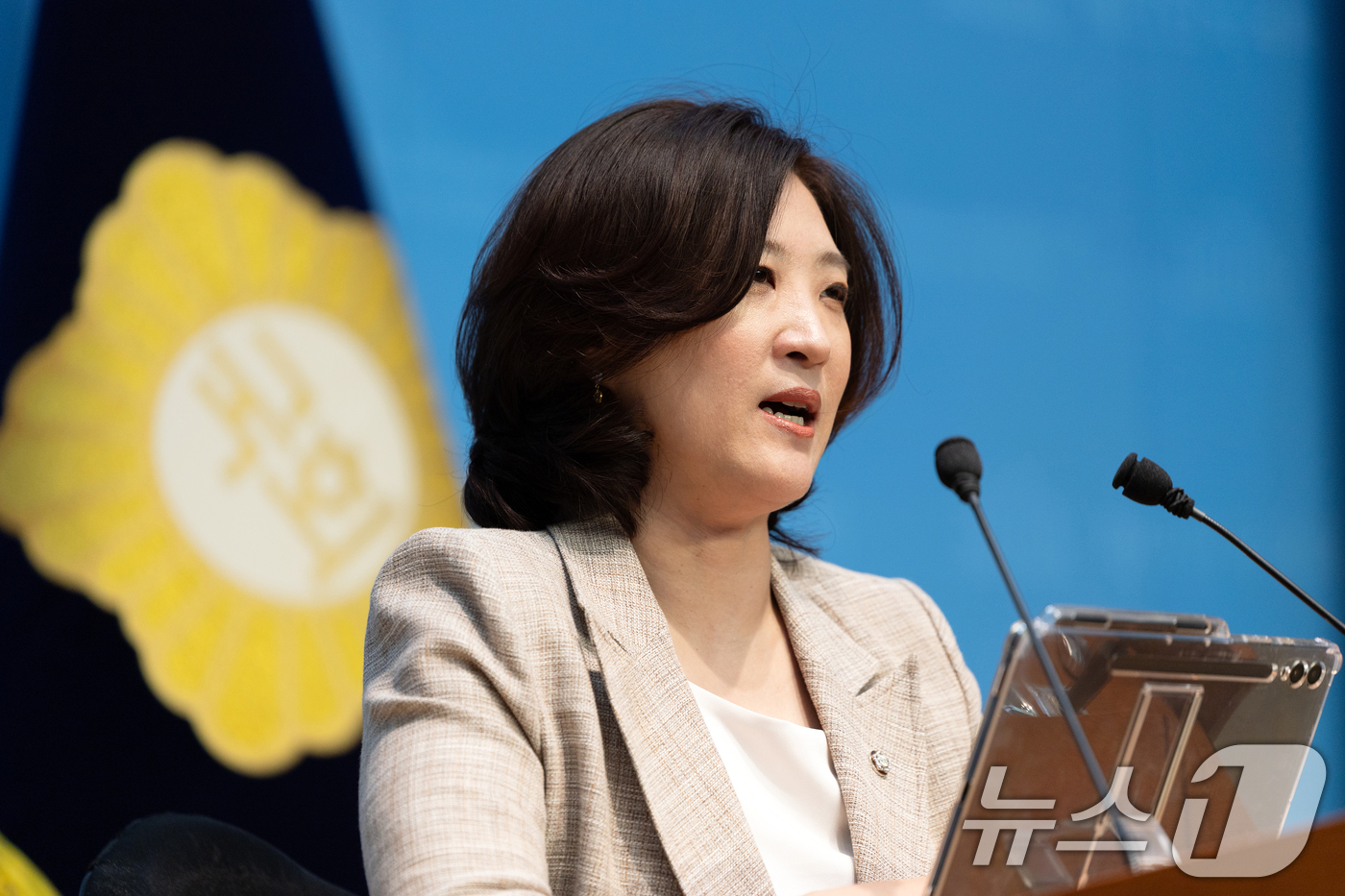 (서울=뉴스1) 이승배 기자 = 최보윤 국민의힘 수석대변인이 21일 서울 여의도 국회에서 야당탄압·독재정치 국민 규탄대회 및 허위조작·사법부겁박, 특검 관련 논평을 하고 있다. 2 …