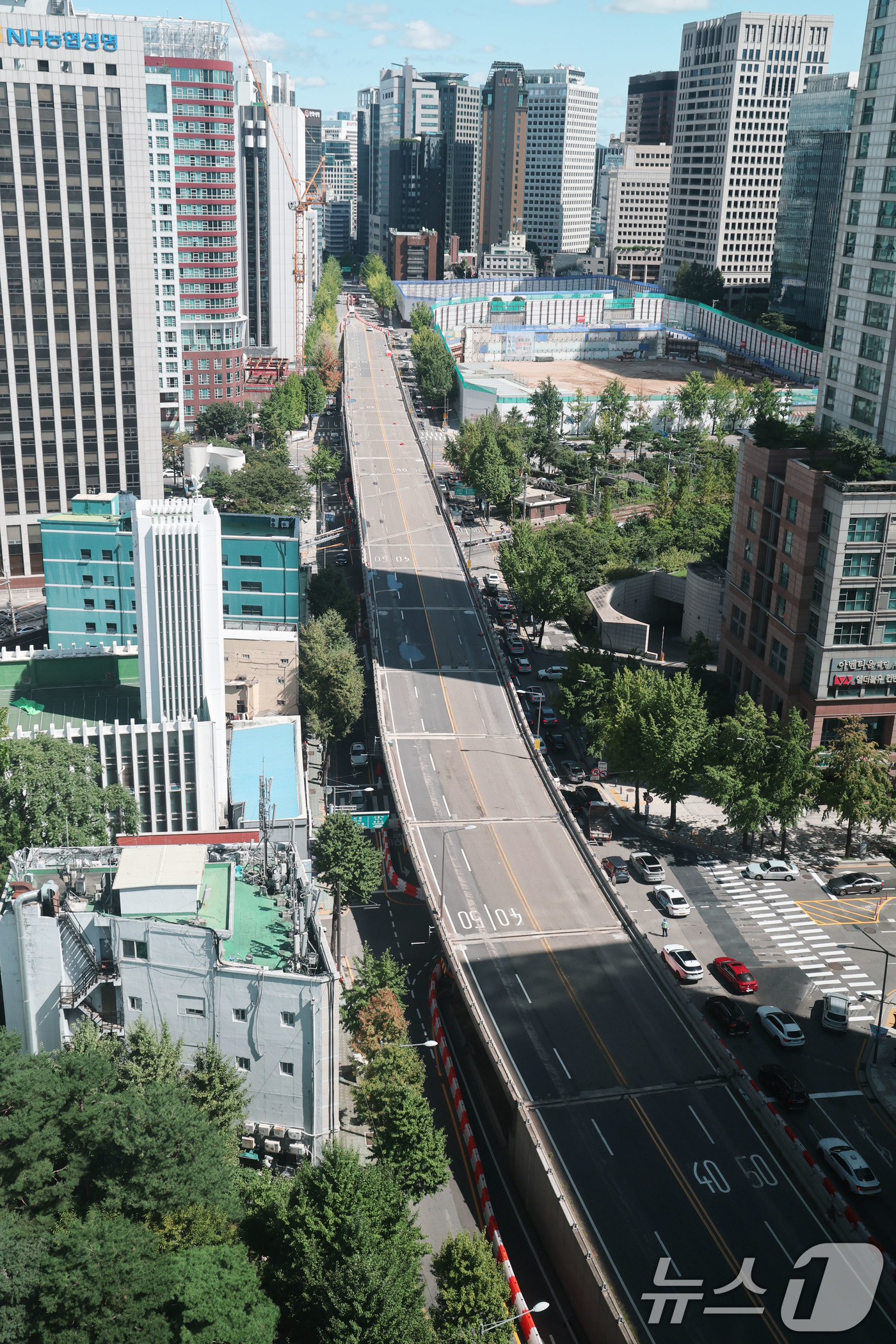 (서울=뉴스1) 이광호 기자 = 21일 서울 중구 서소문고가차도가 철거 공사로 전면 통제되고 있다.서울시는 이날 0시 부터 서소문고가차도를 전면 통제하고 본격적인 철거 공사를 시작 …